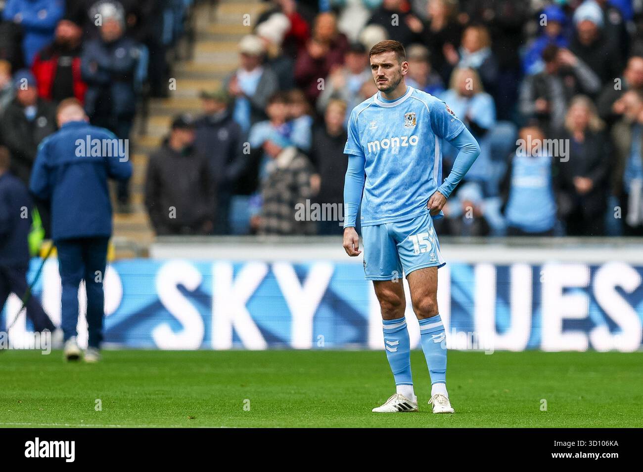 15, Liam Kitching di Coventry City si prepara per il calcio d'inizio durante la partita del Campionato Sky Bet tra Coventry City e Watford alla Coventry Building Society Arena, Coventry, sabato 25 ottobre 2025. (Foto: Stuart Leggett | mi News) crediti: MI News & Sport /Alamy Live News Foto Stock
