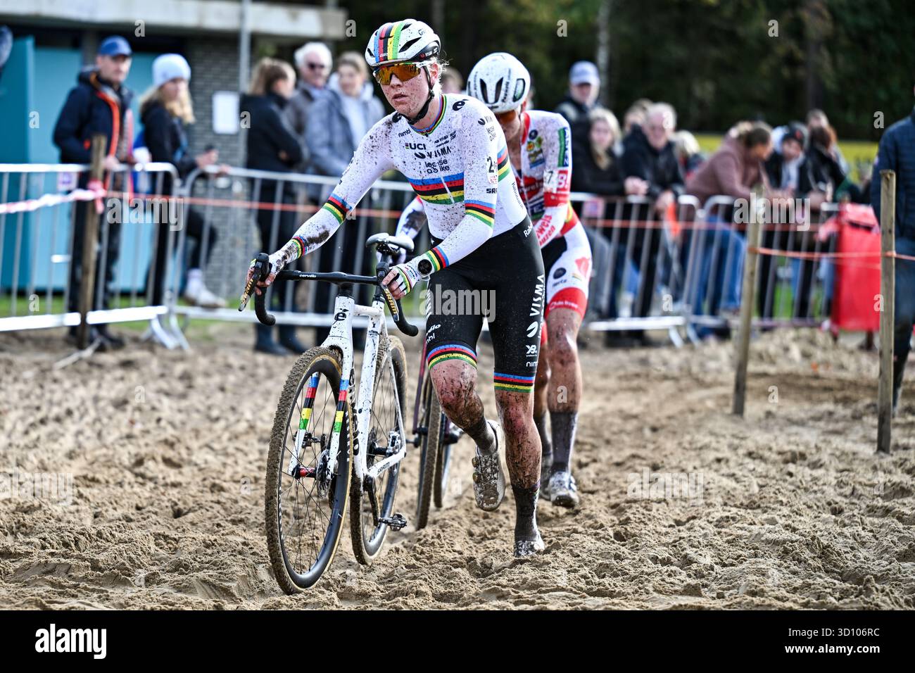 Heerde, Paesi Bassi. 25 ottobre 2025. L'olandese Fem Van Empel raffigurato in azione durante la gara femminile d'élite della Croce esatta, tappa 3 (su 7) nella gara ciclocross Exact Cross, a Heerde, sabato 25 ottobre 2025. BELGA FOTO DAVID PINTENS credito: Belga News Agency/Alamy Live News Foto Stock