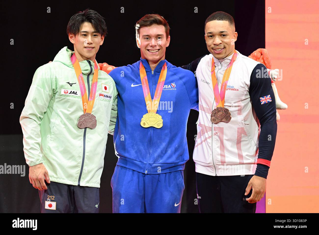 Giacarta, Indonesia. 25 ottobre 2025. Cerimonia della medaglia del bar orizzontale: GOLD MALONE Brody (USA), Silver HASHIMOTO Daiki (JPN), Bronze FRASER Joe (GBR) durante il 53° FIG Artistic Gymnastics World Championships Apparatus Finals giorno 2, ginnastica a Giacarta, Indonesia, ottobre 25 2025 crediti: Independent Photo Agency/Alamy Live News Foto Stock