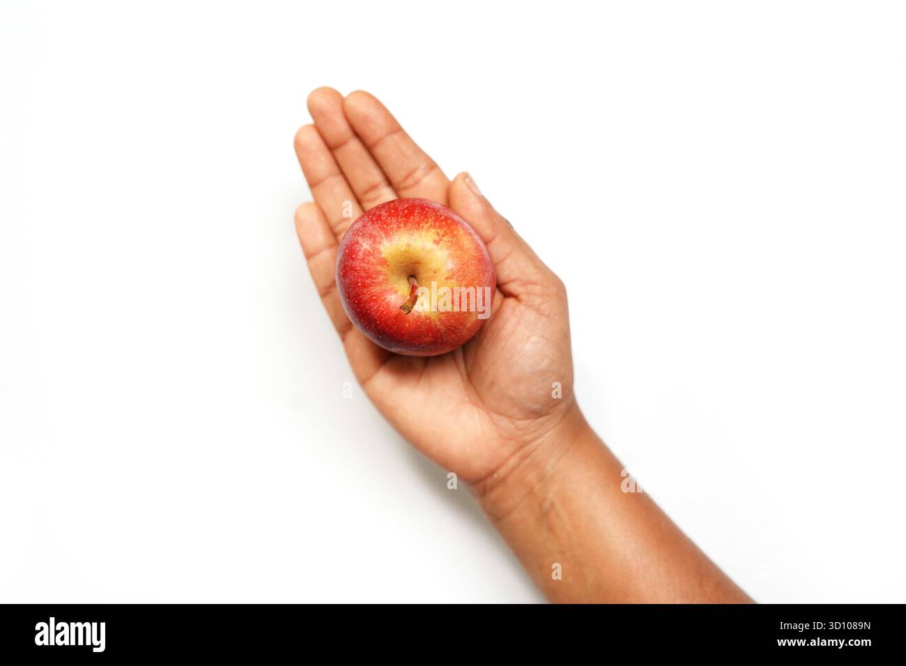 Fotografia di concetto di frutta sana della mela rossa in mano. immagine di sfondo bianco Foto Stock