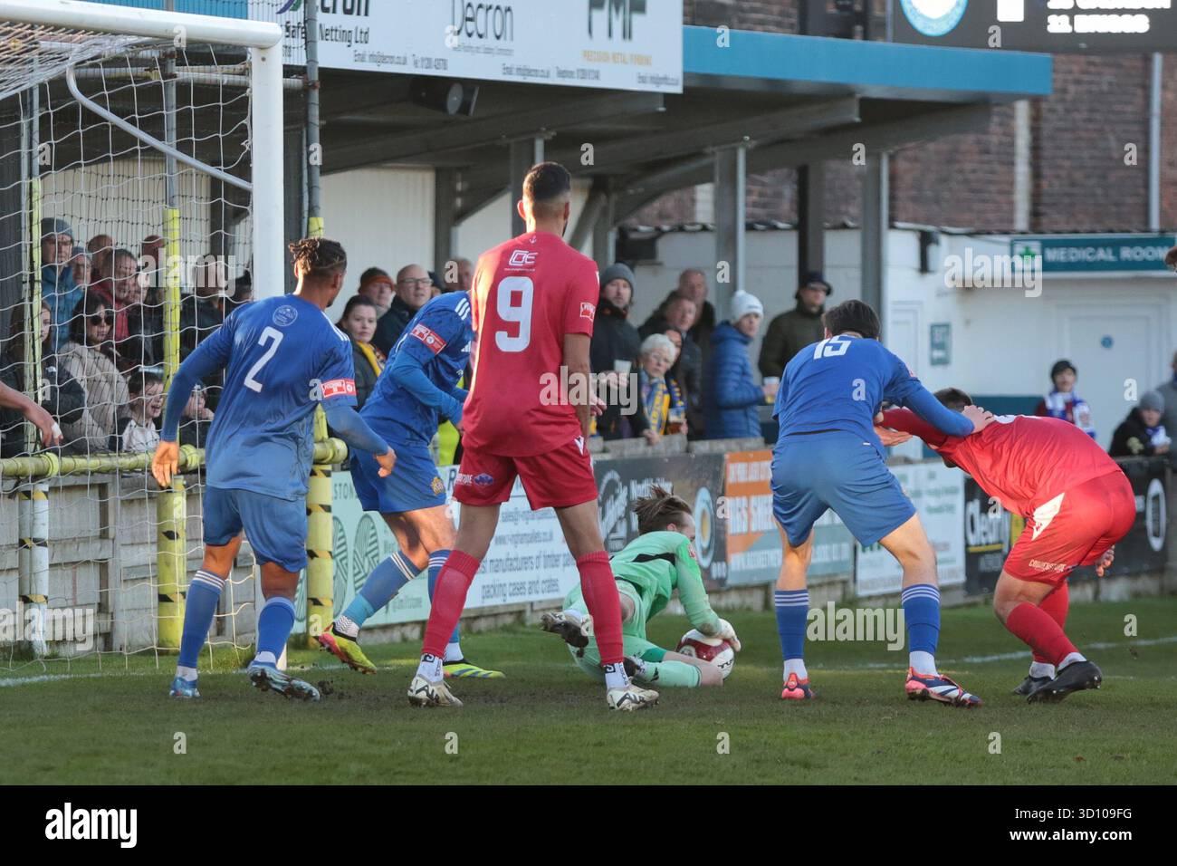 Il detentore di Clitheroe fa un bel salvataggio durante l'Isuzu fa Trophy First Round match tra Clitheroe e Stockton Town a Shawbridge, Clitheroe, sabato 25 ottobre 2025. (Foto: Harry Cook | mi News) crediti: MI News & Sport /Alamy Live News Foto Stock