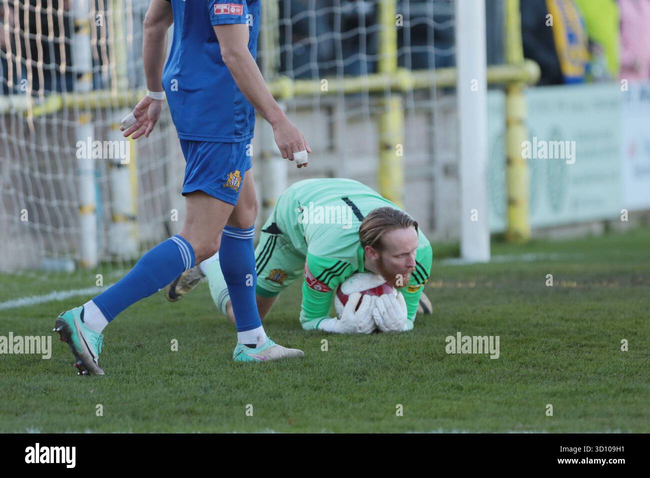 Ancora una volta Cleethorps keepr fa un bel salvataggio durante l'Isuzu fa Trophy First Round match tra Clitheroe e Stockton Town a Shawbridge, Clitheroe, sabato 25 ottobre 2025. (Foto: Harry Cook | mi News) crediti: MI News & Sport /Alamy Live News Foto Stock