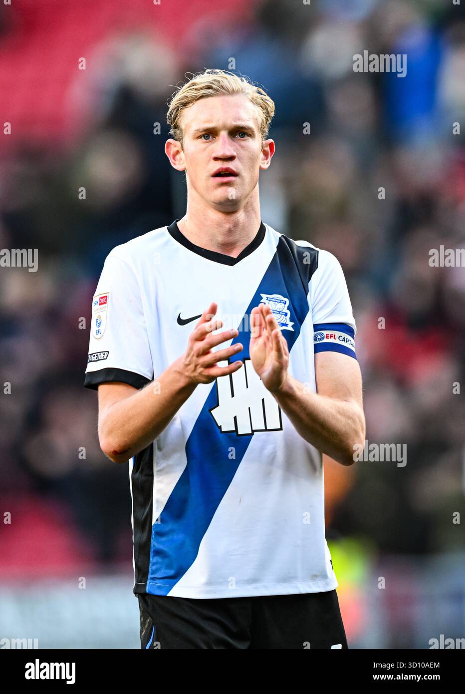 Ashton Gate, Bristol, Regno Unito. 25 ottobre 2025. EFL Championship Football, Bristol City contro Birmingham City; Christoph Klarer di Birmingham City applaude i tifosi in viaggio dopo il fischio finale Credit: Action Plus Sports/Alamy Live News Foto Stock