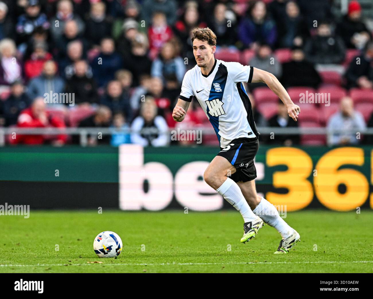 Ashton Gate, Bristol, Regno Unito. 25 ottobre 2025. EFL Championship Football, Bristol City contro Birmingham City; Phil Neumann di Birmingham City sul pallone credito: Action Plus Sports/Alamy Live News Foto Stock