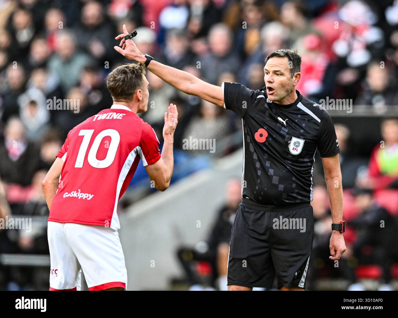 Ashton Gate, Bristol, Regno Unito. 25 ottobre 2025. EFL Championship Football, Bristol City contro Birmingham City; Scott Twine di Bristol City si lamenta dell'arbitro James Linnington e riceve una carta gialla credito: Action Plus Sports/Alamy Live News Foto Stock