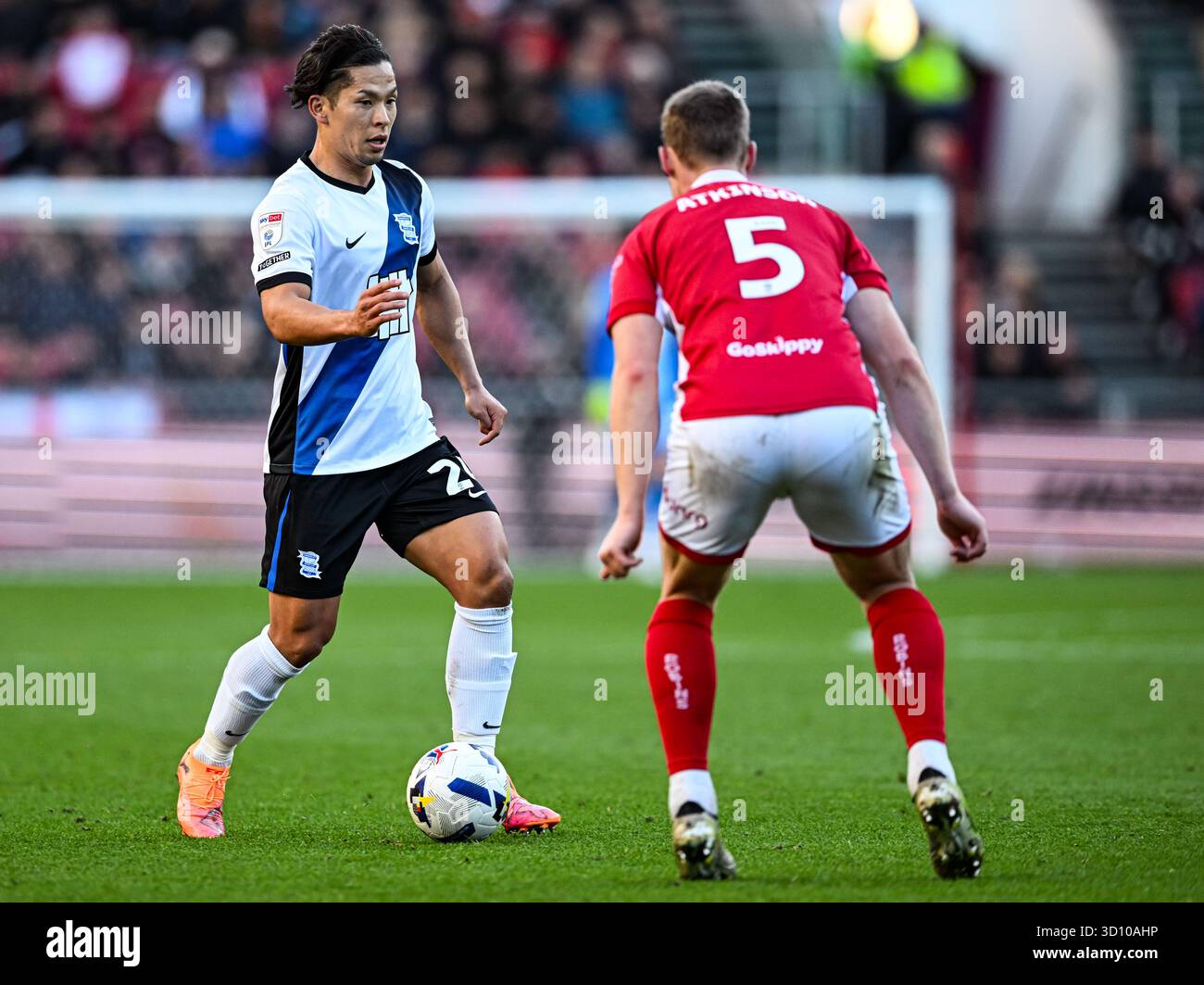 Ashton Gate, Bristol, Regno Unito. 25 ottobre 2025. EFL Championship Football, Bristol City contro Birmingham City; Tomoki Iwata di Birmingham City batte Robert Atkinson di Bristol City Credit: Action Plus Sports/Alamy Live News Foto Stock