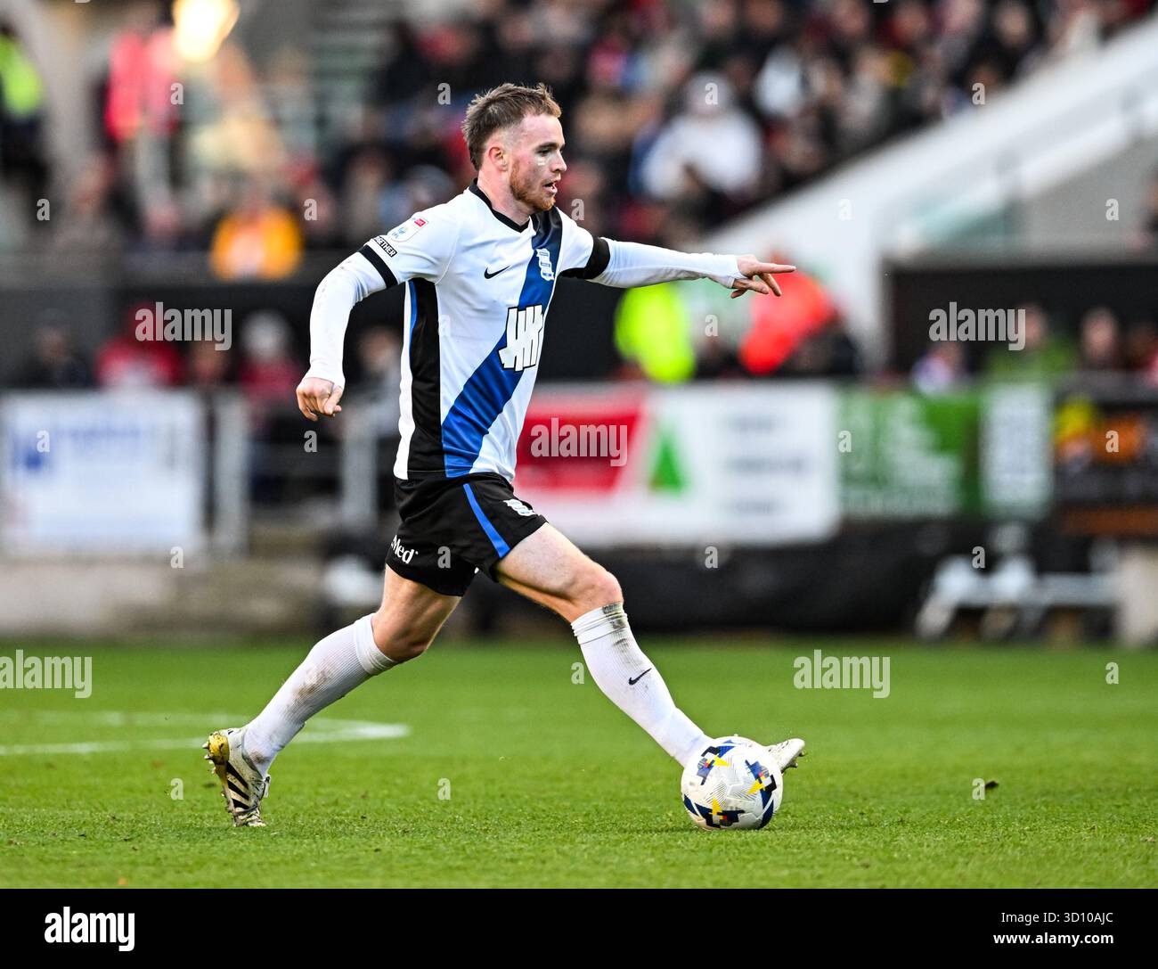 Ashton Gate, Bristol, Regno Unito. 25 ottobre 2025. EFL Championship Football, Bristol City contro Birmingham City; Marc Leonard di Birmingham City sul pallone Credit: Action Plus Sports/Alamy Live News Foto Stock
