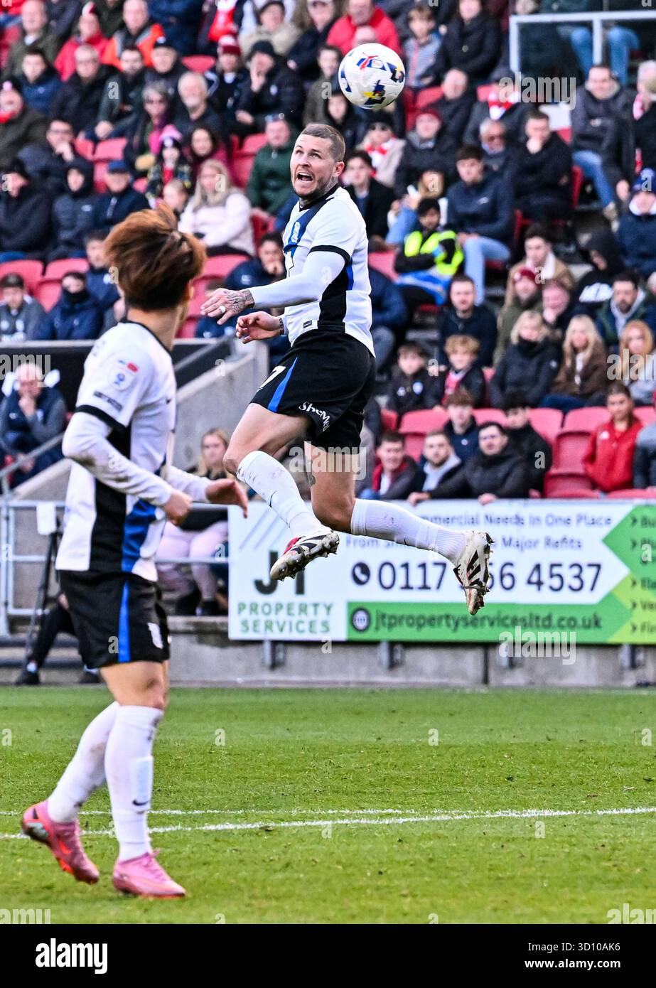 Ashton Gate, Bristol, Regno Unito. 25 ottobre 2025. EFL Championship Football, Bristol City contro Birmingham City; Lyndon Dykes di Birmingham City salta per un colpo di testa Credit: Action Plus Sports/Alamy Live News Foto Stock
