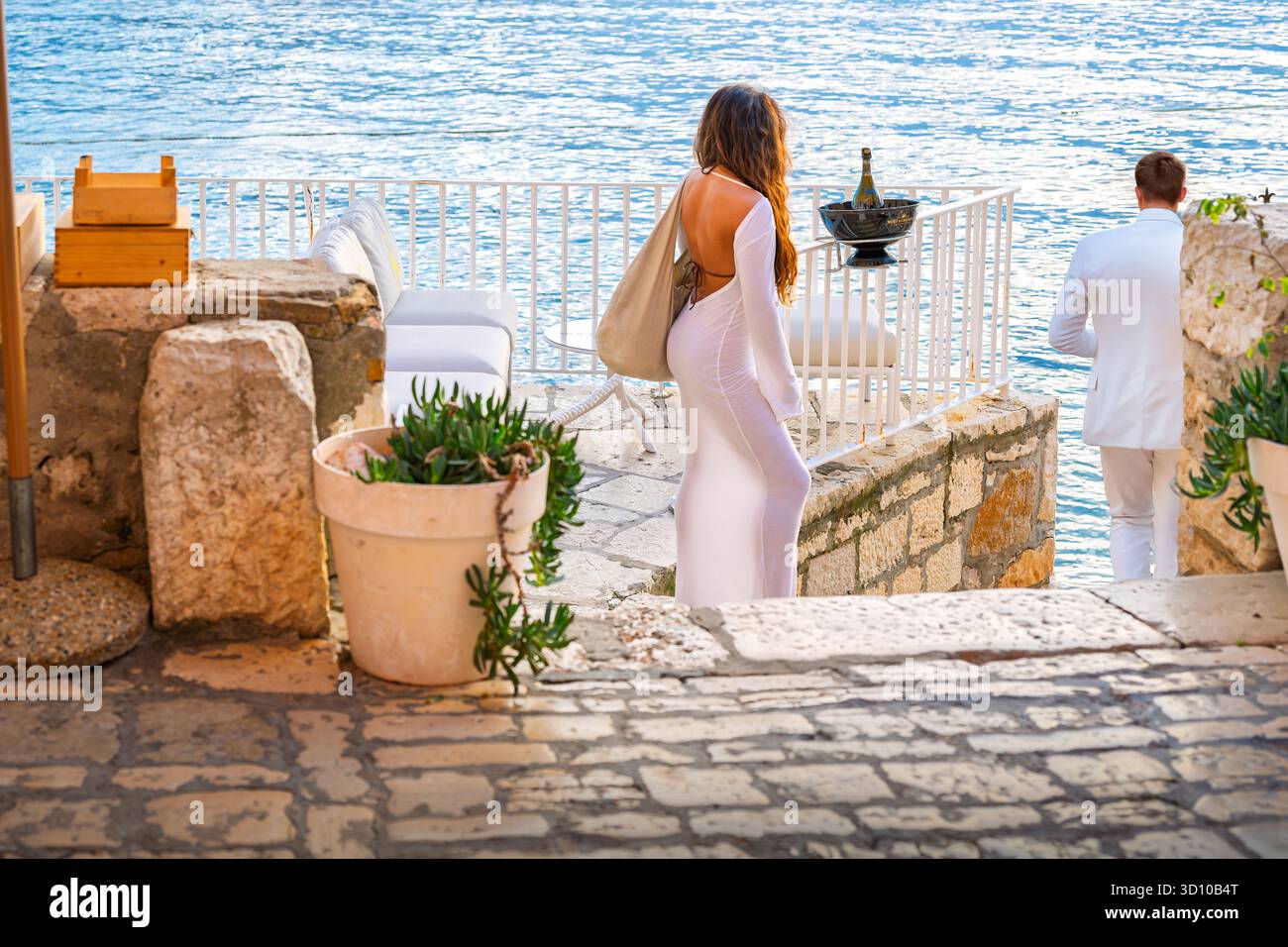 Una giovane coppia attraente cammina lungo il lungomare di Rovigno, in Croazia, sulla penisola istriana del Mare Adriatico. Foto Stock