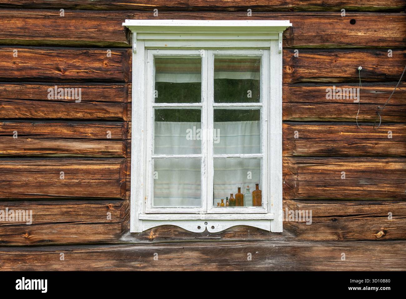 Vecchia finestra in legno con bottiglie di vetro, Finlandia Foto Stock