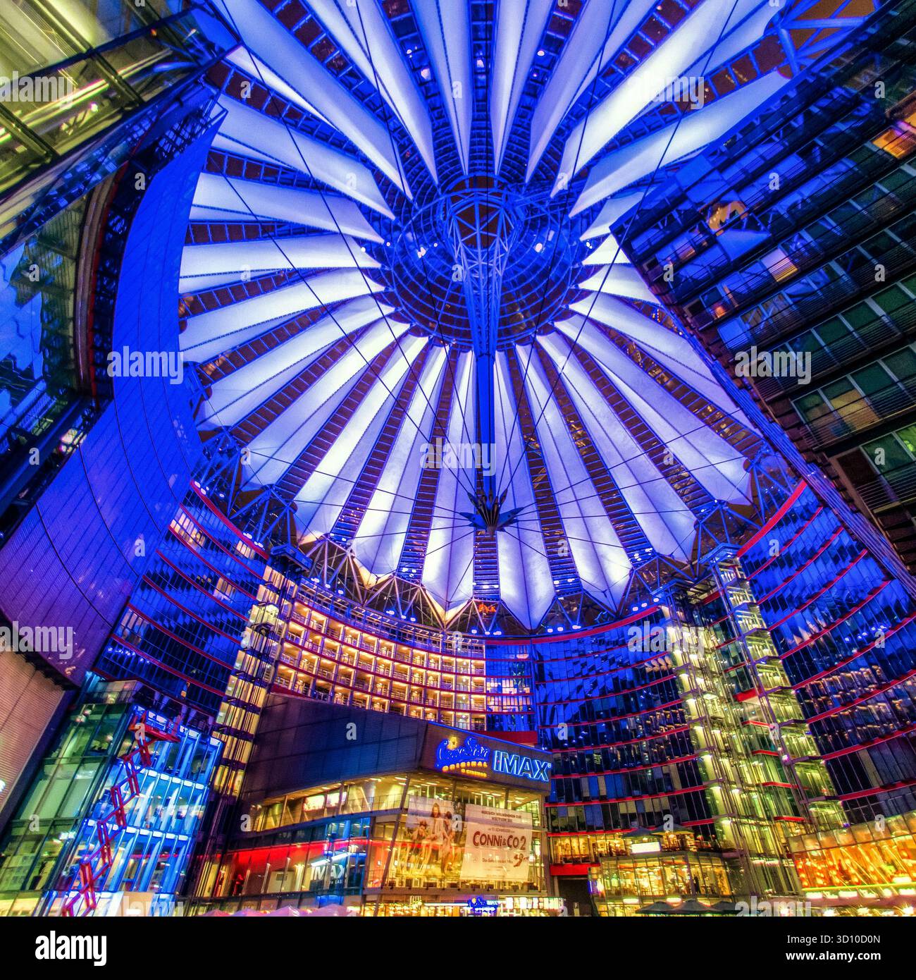 Berlino, Germania - 6 aprile 2017: Famoso Sony Center di Potsdamer Platz illuminato di notte con luci colorate, architettura moderna e tetto in vetro Foto Stock