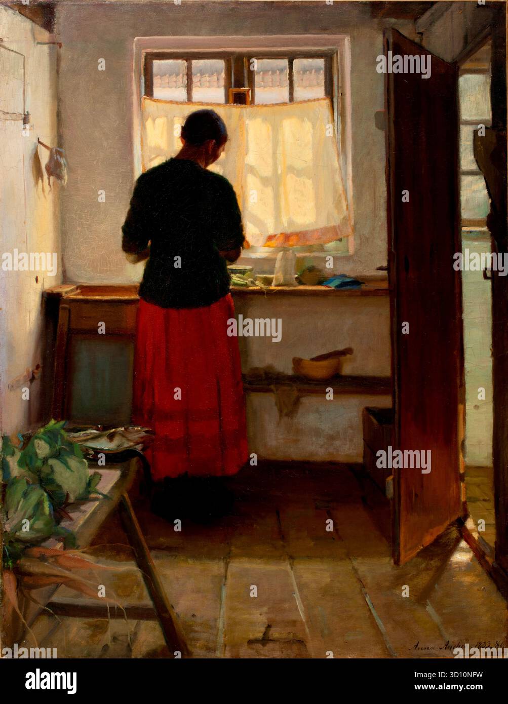Anna Ancher - Girl in the Kitchen - The Maid in the Kitchen - 1883-1886 - il dipinto a olio su tela mostra una donna da dietro, che lavora in una cucina poco illuminata. La luce entra nella stanza da una finestra, illuminando la figura della donna e i vari oggetti presenti nella stanza, come una panchina con verdure in primo piano. Il dipinto cattura una tranquilla scena domestica ed è caratterizzato da un forte contrasto tra luce e ombra. Foto Stock