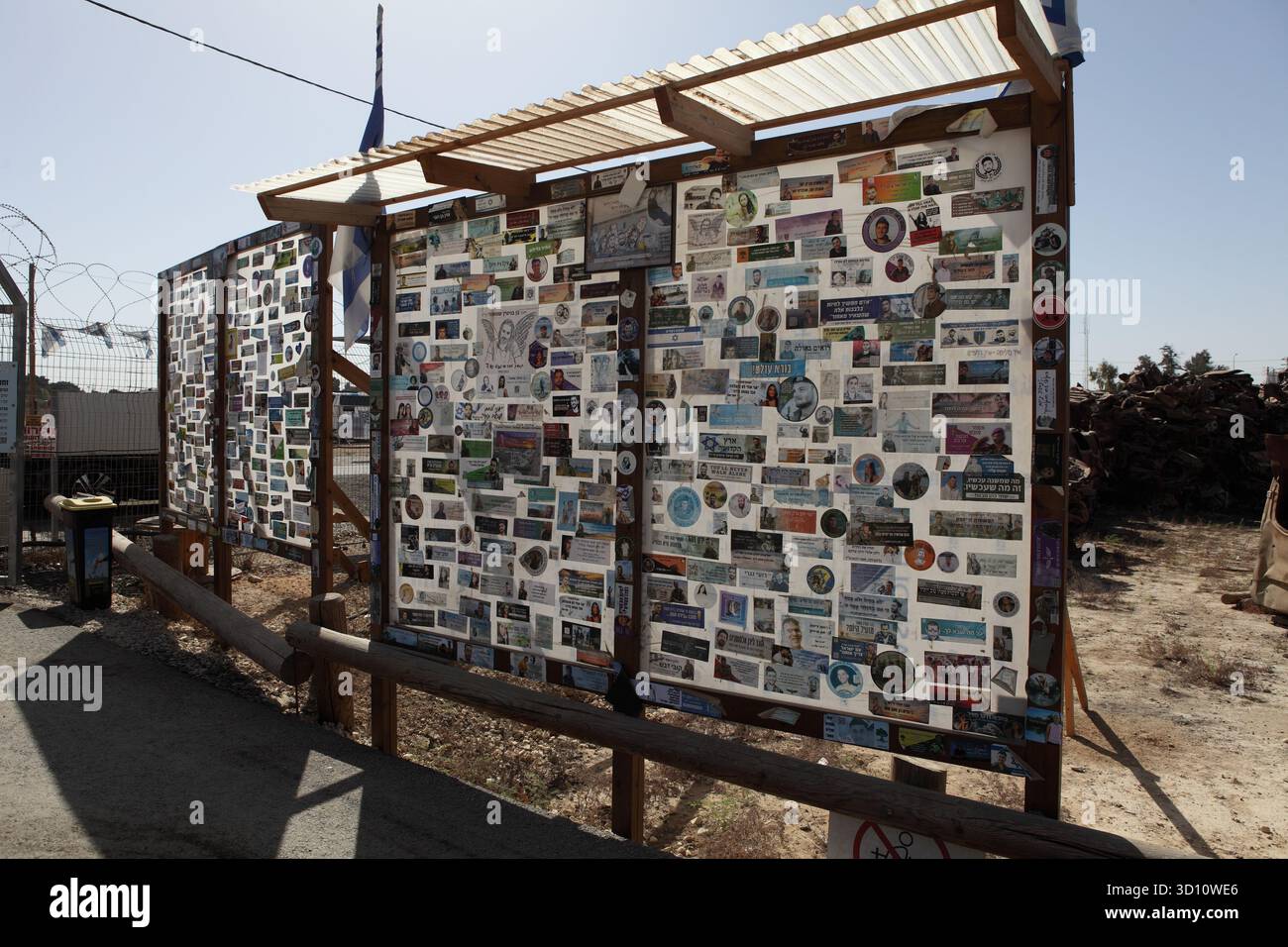 Busta di Gaza, sali a bordo con foto in memoria di soldati e civili uccisi nel 10.7.23 nell'invasione terroristica di Hamas e nella guerra delle spade di ferro dopo Foto Stock