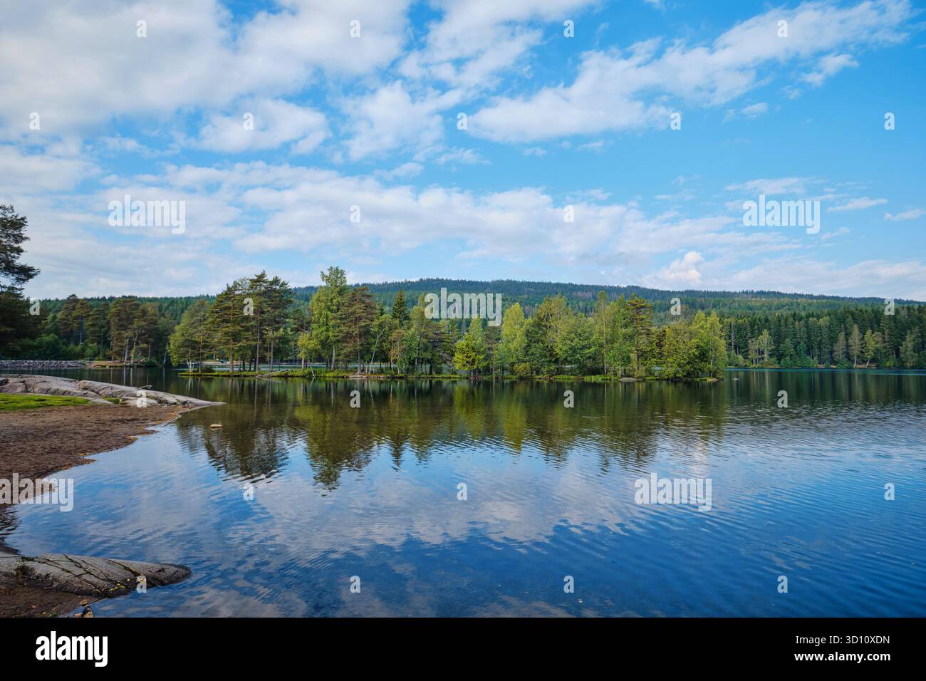 Oslo, Norvegia - 9 settembre 2025: Vista del lago Sognsvann a nord di Oslo Foto Stock