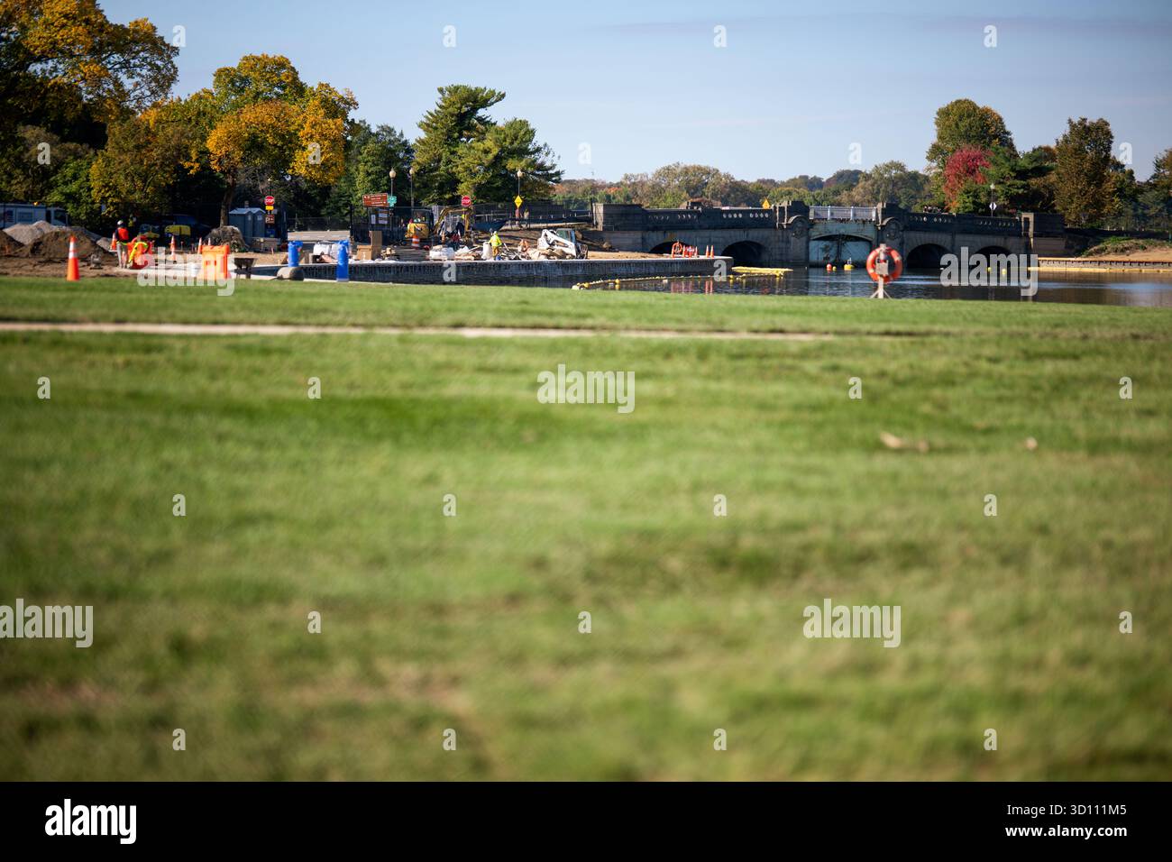 Tidal Basin Seawall Reconstruction Project Fresh SOD Washington DC // WASHINGTON DC — Fresh SOD è in fase di posa presso il Tidal Basin Seawall Reconstruction Project, osservato il 24 ottobre 2025. Questo lavoro vitale si sta svolgendo nella sezione tra il Jefferson Memorial e l'Inlet Bridge. Il progetto mira ad affrontare questioni critiche come il cedimento e le frequenti inondazioni, proteggendo in ultima analisi i monumenti nazionali iconici dall'innalzamento del livello del mare. Il National Park Service sta gestendo questo significativo sforzo di ricostruzione. Foto Stock