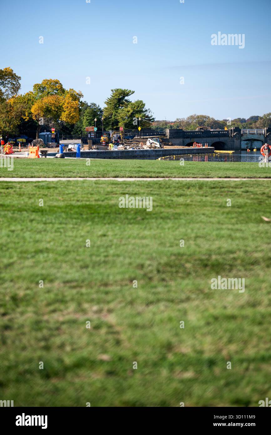 Tidal Basin Seawall Reconstruction Project SOD Washington DC // WASHINGTON DC — Fresh SOD è in fase di posa lungo il Tidal Basin come parte del progetto di ricostruzione Seawall del Tidal Basin, visibile nella sezione tra il Jefferson Memorial e l'Inlet Bridge. Il progetto riguarda i fondali marini affondati del bacino delle maree, un problema di infrastrutture critiche causato da terreni morbidi e dall'innalzamento del livello del mare. Questo bacino artificiale, adiacente al National Mall, è notevole per i suoi alberi di ciliegio in fiore e i monumenti circostanti. Questo esteso sforzo di ricostruzione è gestito dal Parco Nazionale se Foto Stock