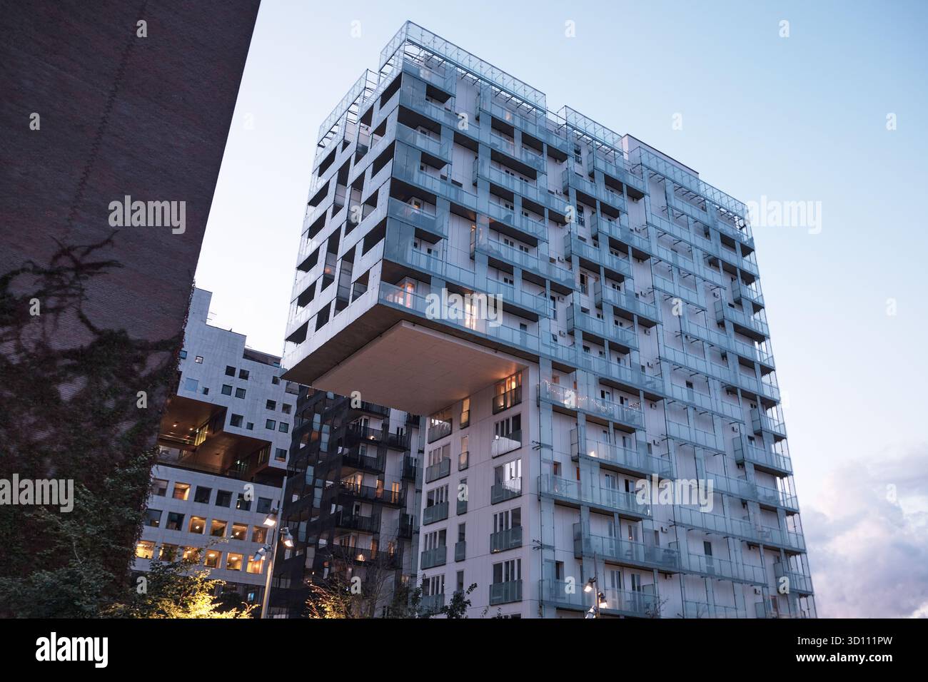 Oslo, Norvegia - 8 settembre 2025: Moderno quartiere finanziario di Oslo, Scandinavia. Edificio contemporaneo a sbalzo del progetto Barcode a Bjorvika Foto Stock