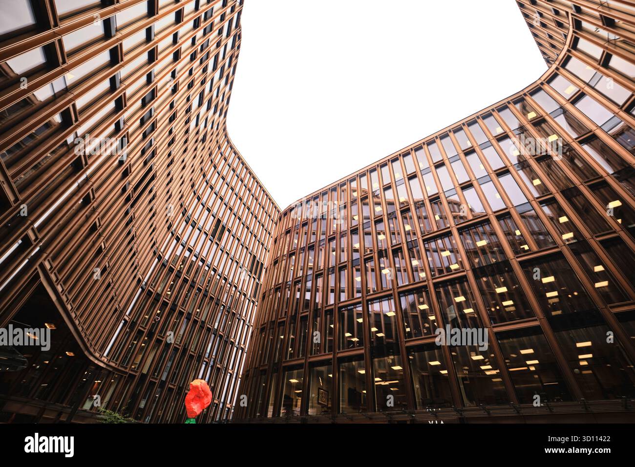 Oslo, Norvegia - 8 settembre 2025: VIA Vika costruisce Una facciata abbagliante di Kyrre Sundalin nel centro di Oslo progettata da Schmidt Hammer Lassen Architects Foto Stock