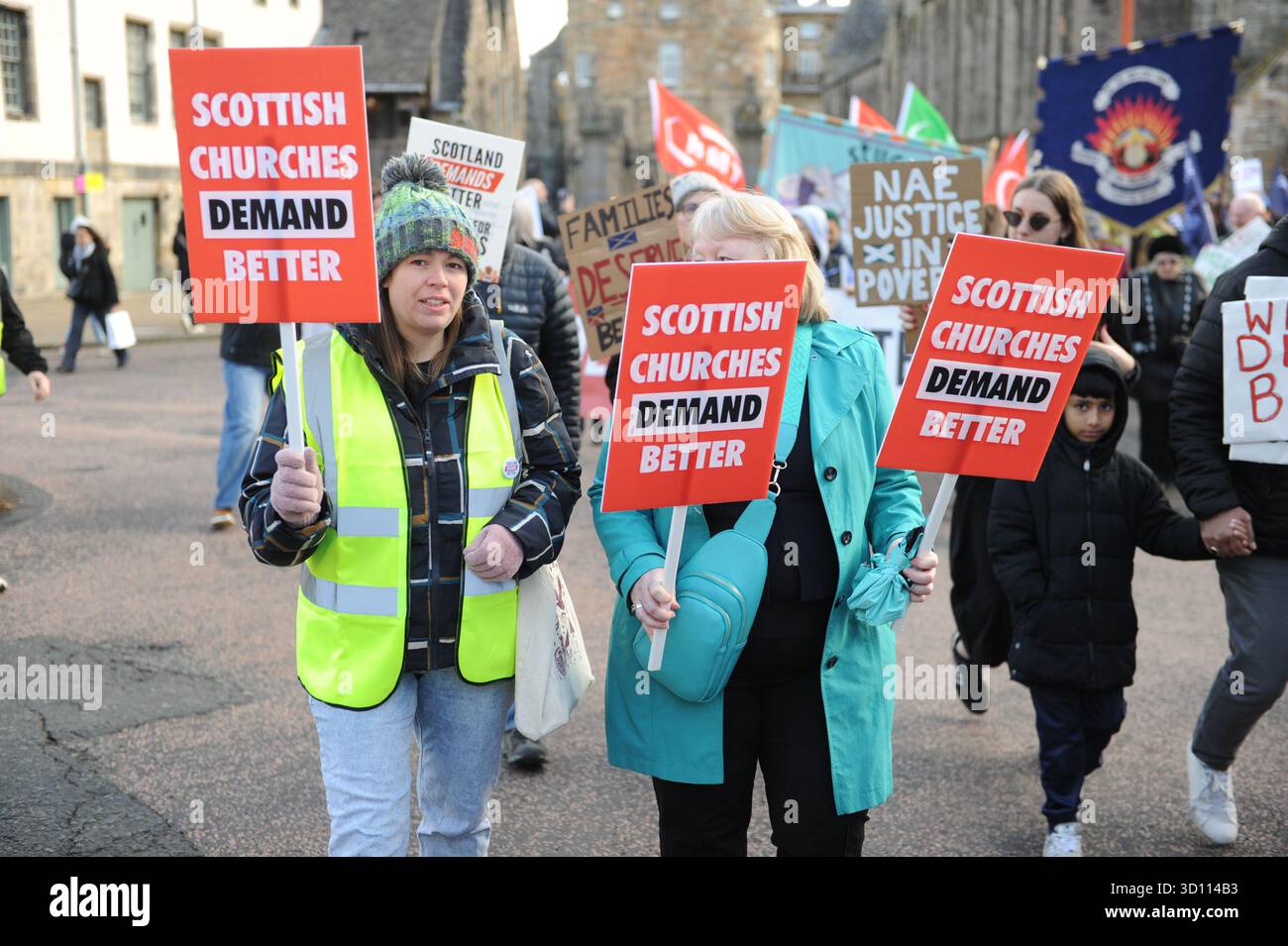 Edimburgo, Regno Unito. 25 ottobre 2025 - i manifestanti sono visti con cartelloni in mano durante la marcia. Migliaia di persone si sono riunite a Edimburgo il 25 ottobre 2025 per le richieste scozzesi di marcia e di raduno migliori, organizzati dalla Poverty Alliance. I manifestanti hanno chiesto un’azione sulla povertà infantile, sulla retribuzione equa e sugli investimenti nel servizio pubblico. L'evento per famiglie ha caratterizzato discorsi, musica e un blocco di solidarietà anti-razzista. Crediti: Eastern Goodwin Media/Alamy Live News Foto Stock