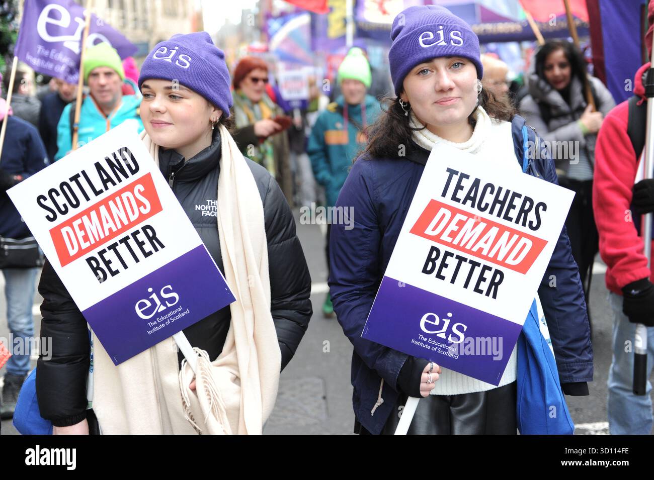 Edimburgo, Regno Unito. 25 ottobre 2025 - i manifestanti sono visti tenere cartelli durante la marcia. Migliaia di persone si sono riunite a Edimburgo il 25 ottobre 2025 per le richieste scozzesi di marcia e di raduno migliori, organizzati dalla Poverty Alliance. I manifestanti hanno chiesto un’azione sulla povertà infantile, sulla retribuzione equa e sugli investimenti nel servizio pubblico. L'evento per famiglie ha caratterizzato discorsi, musica e un blocco di solidarietà anti-razzista. Crediti: Eastern Goodwin Media/Alamy Live News Foto Stock