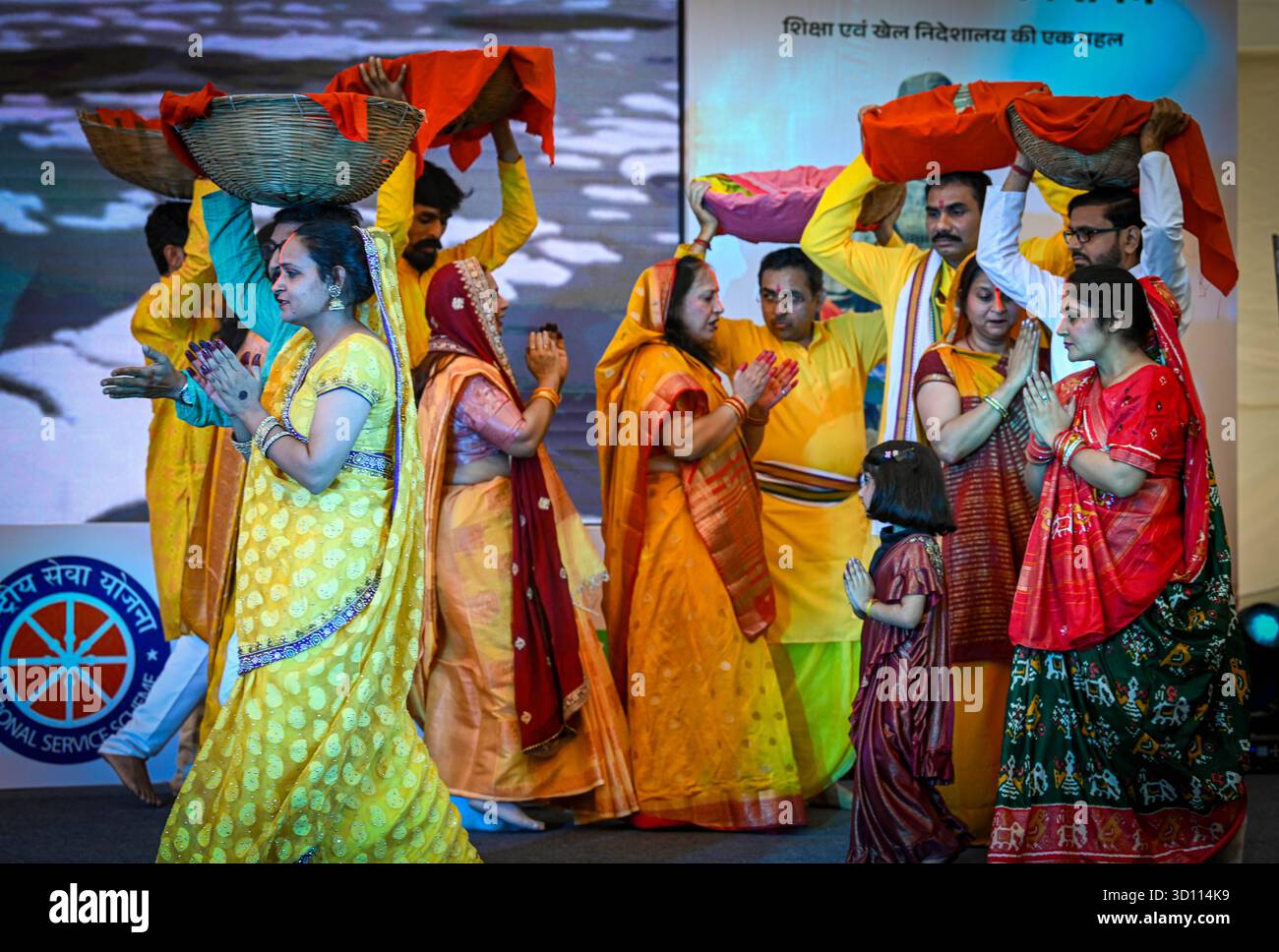 NUOVA DELHI, INDIA - OTTOBRE 25: Insegnanti e studenti che si esibiscono dal vivo durante il programma Sardar150 Unity March organizzato dalla direzione dell'istruzione e dello sport a Sonia Vihar Chhath Ghat, il 25 ottobre 2025 a nuova Delhi, India. Le acque sacre torneranno poi a Delhi per una statua JAL Abhishek di Sardar Patel JIS a Patel Chowk il 31 ottobre 2025. A Sonia Vihar Chhath Ghat. Ispirato dalla leadership del primo ministro Narendra modi, il governo di Delhi ha deciso di celebrare il 150 ° anniversario della nascita dell'uomo di ferro dell'India, Sardar Vallabhbhai Patel, attraverso Foto Stock