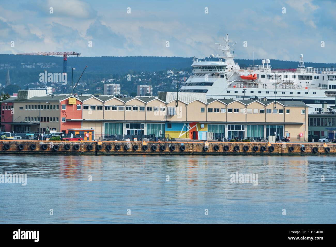 Oslo, Norvegia - 9 settembre 2025: Ingresso colorato, uffici degli architetti Snohetta in un ex magazzino nel porto di Oslo in Norvegia Foto Stock