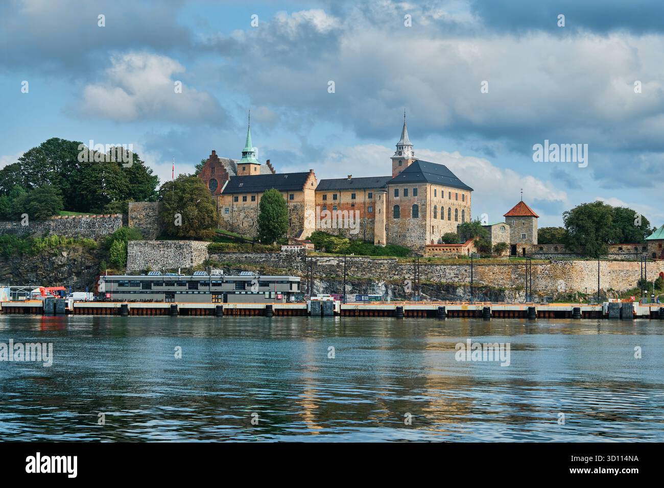 Oslo, Norvegia - 7 settembre 2025: Castello e fortezza di Akershus. Torri con alti edifici e mura in mattoni e pietra Foto Stock