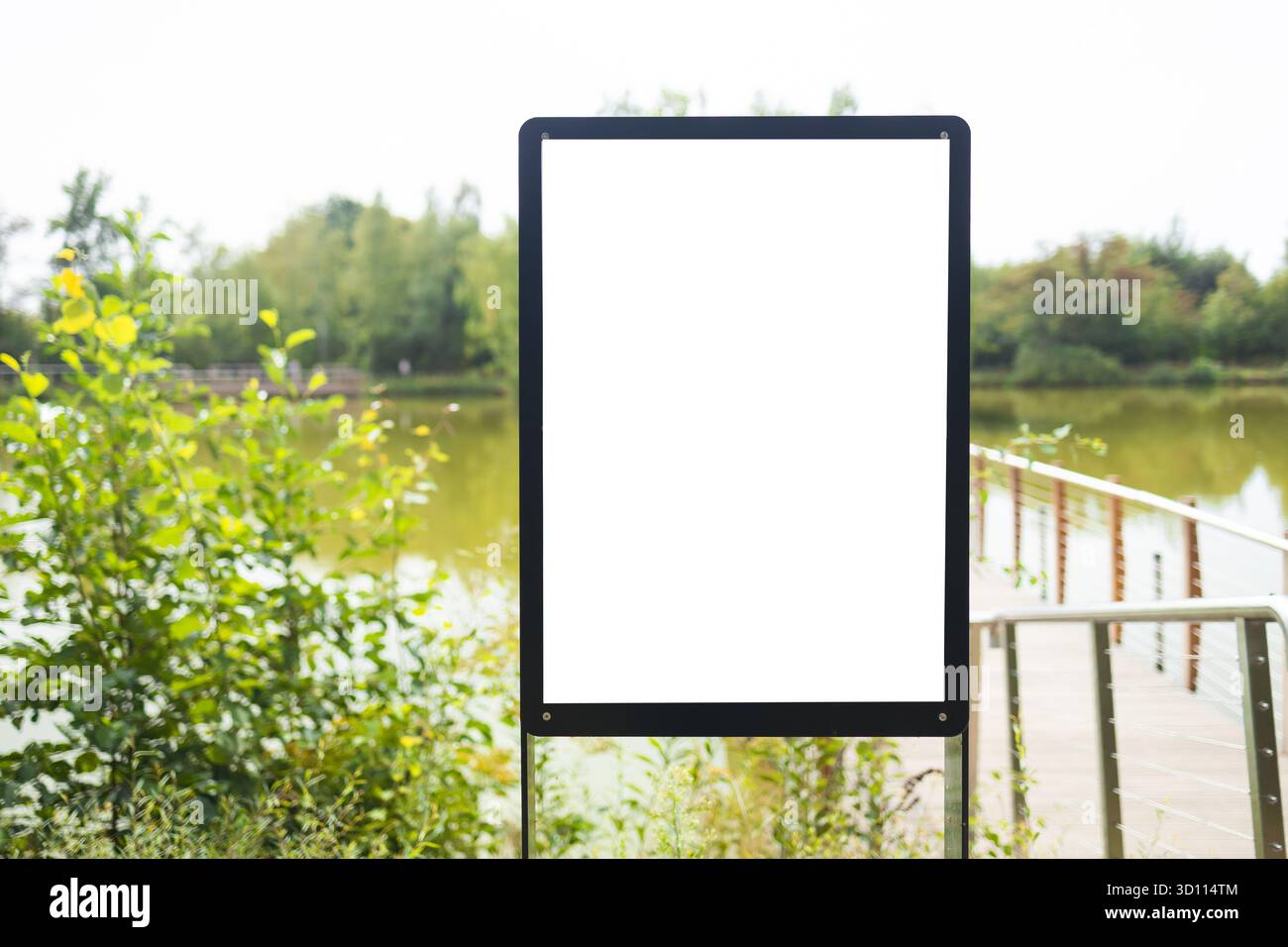 Mockup verticale vuoto per cartelloni pubblicitari vicino al lago nel parco naturale Foto Stock
