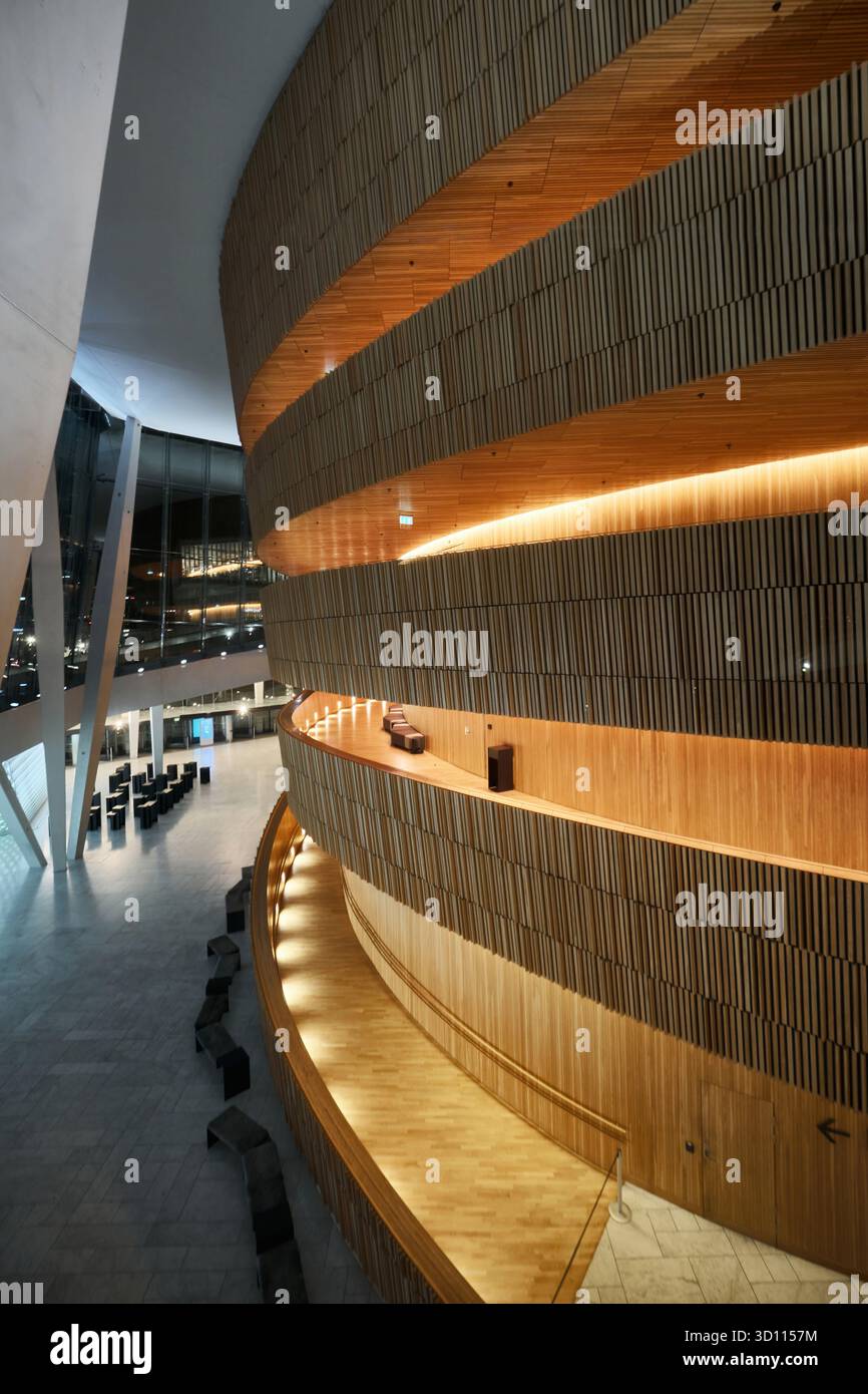 Oslo, Norvegia - 9 settembre 2025: Interni del Teatro dell'Opera di Oslo, Norvegia. Situato nel quartiere di Bjørvika, è stato progettato da Snohetta Foto Stock