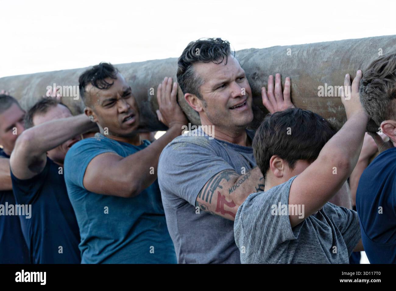 San Diego, Stati Uniti. 18 ottobre 2025. Il Segretario alla difesa degli Stati Uniti Pete Hegseth, centro, si unisce all'allenamento fisico mattutino con i membri del servizio a Coronado Beach, 18 ottobre 2025 a San Diego, California. Hegseth ha preso parte a una serie di attività per celebrare il 250° anniversario del corpo dei Marines. Credito: SSgt. Madelyn Keech/US Air Force Photo/Alamy Live News Foto Stock