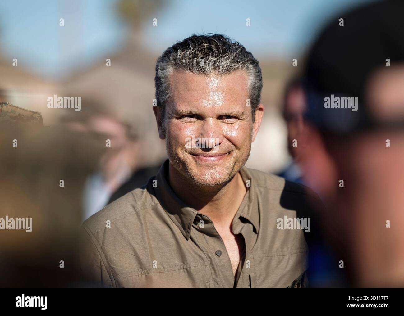 Oceanside, Stati Uniti. 18 ottobre 2025. Il Segretario alla difesa degli Stati Uniti Pete Hegseth parla con i Marines durante il 250 ° anniversario del corpo dei Marines Amphibious Capabilities Demonstration Beach Bash, al Marine Corps base Camp Pendleton, 18 ottobre 2025 a Oceanside, California. Credito: Sergente Joseph Helms/US Marines Photo/Alamy Live News Foto Stock