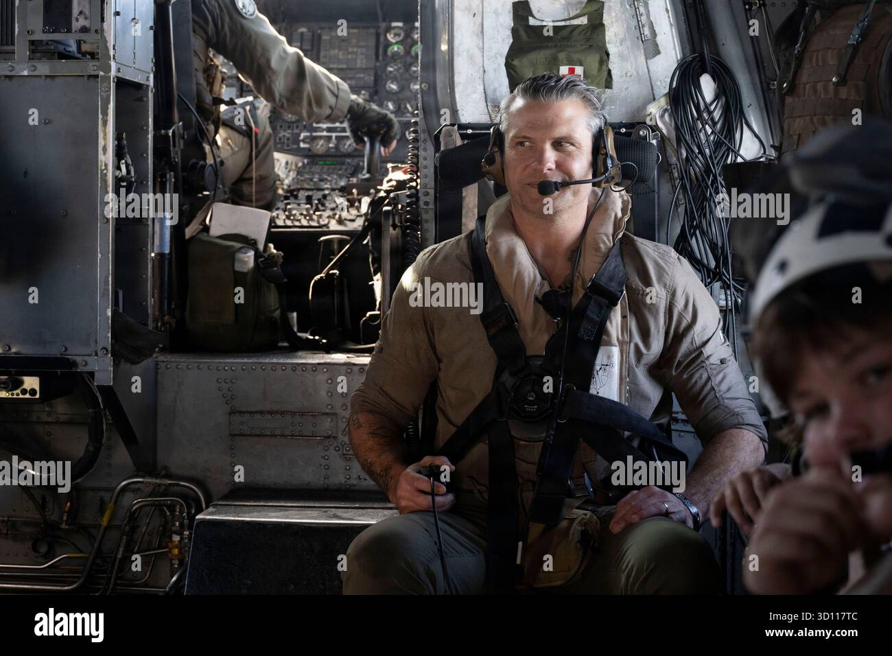 San Diego, Stati Uniti. 18 ottobre 2025. Il Segretario alla difesa degli Stati Uniti Pete Hegseth, cavalca un elicottero Sikorsky CH-53 Sea Stallion presso la Naval Air Station North Island, 18 ottobre 2025 a San Diego, California. Hegseth ha preso parte a una serie di attività per celebrare il 250° anniversario del corpo dei Marines. Credito: SSgt. Madelyn Keech/US Air Force Photo/Alamy Live News Foto Stock