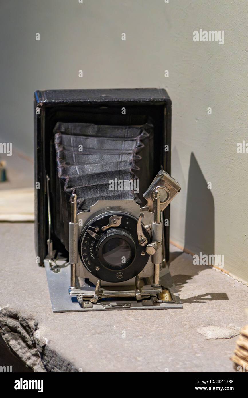 Fotocamera antica con obiettivo esteso e soffietti, simbolo della storia, della fotografia classica e della vecchia tecnologia Foto Stock