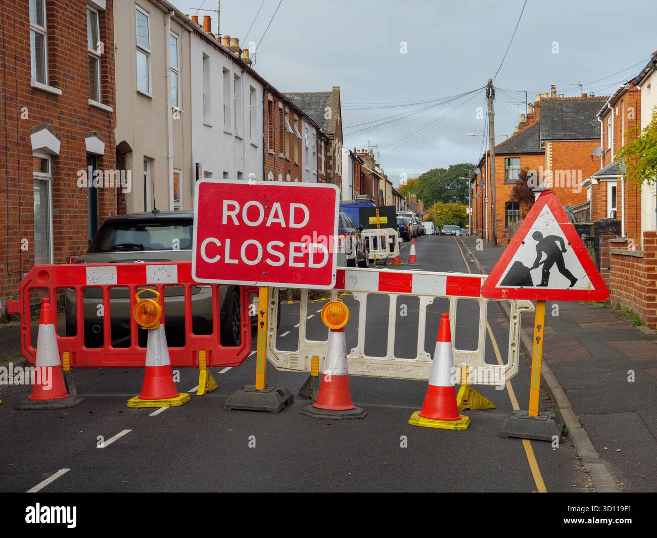 I cartelli stradali chiudono mentre gli operai scavano un buco, Newbury, Inghilterra, Regno Unito Foto Stock