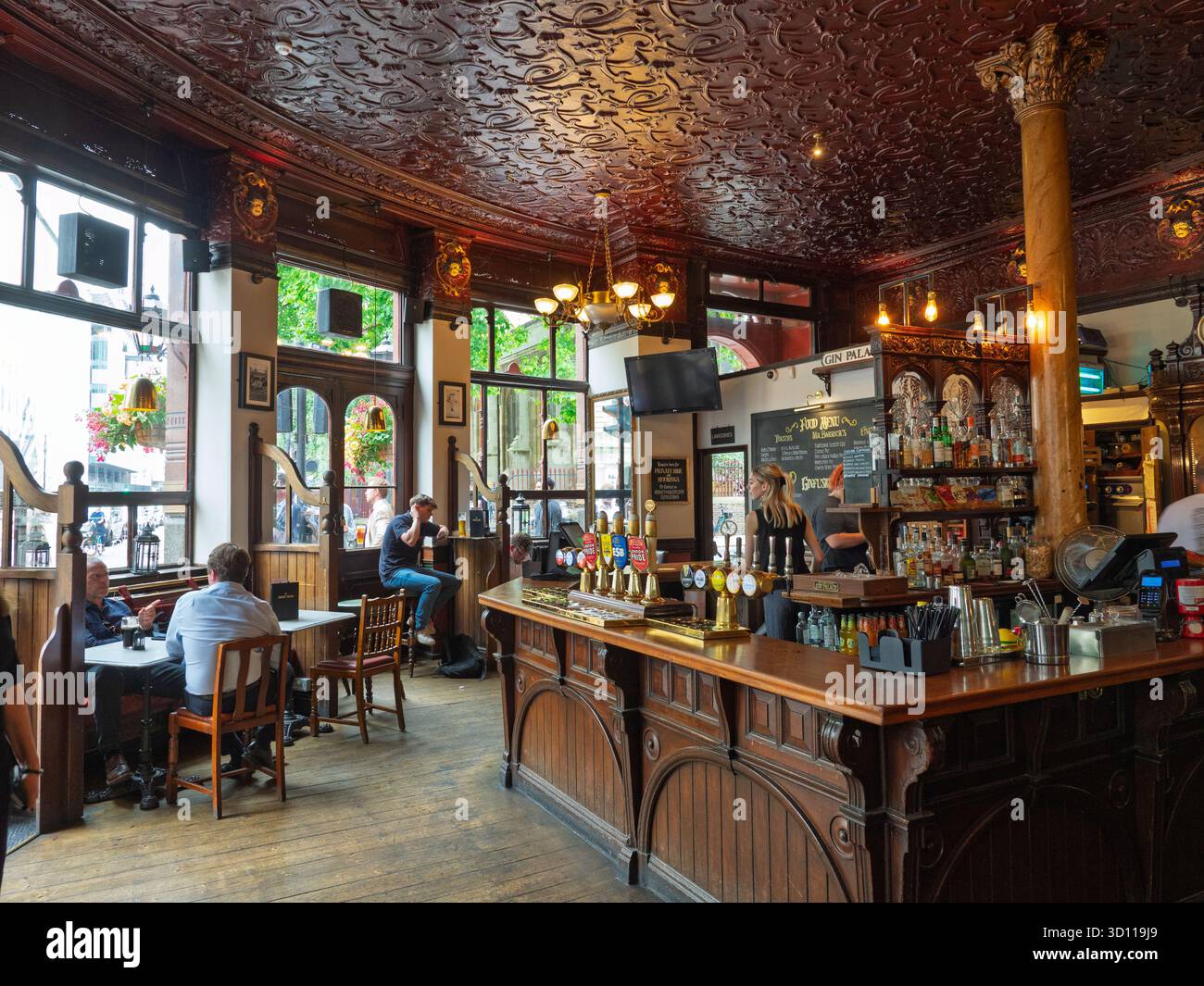 Interno del pub Viaduct Tavern, Holborn, Londra, Regno Unito Foto Stock