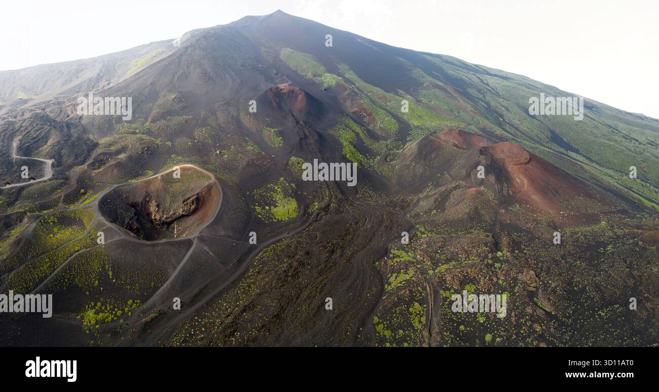 Vista aerea e panoramica dei crateri Silvestri sull'Etna, in Sicilia Foto Stock