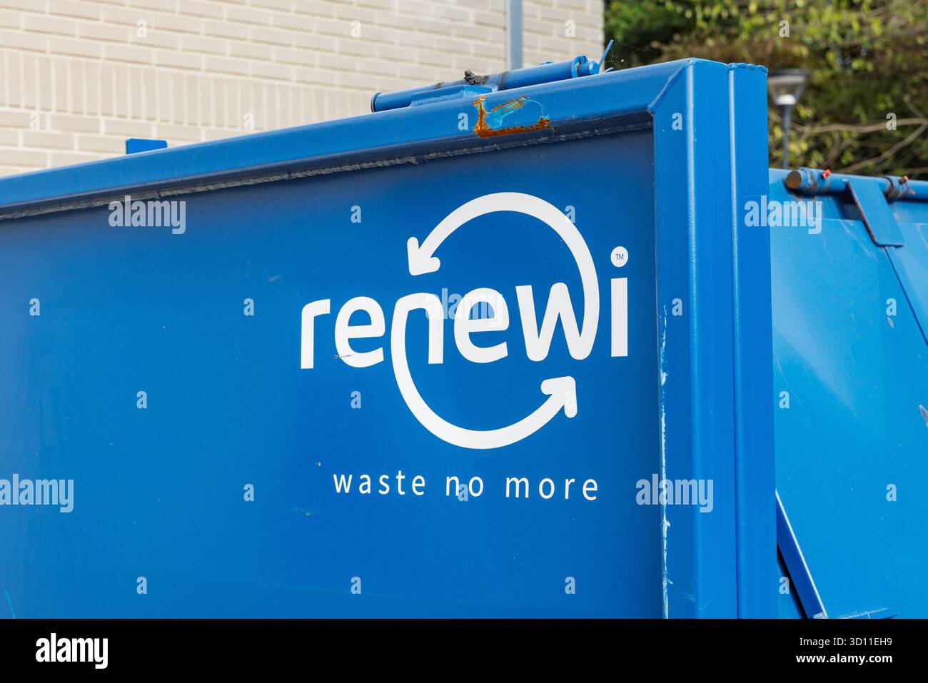 Primo piano sul logo dell'azienda Renewi e sul motto "Waste no More" dipinto di bianco su un contenitore per rifiuti industriali di colore blu brillante. Utrecht, Paesi Bassi. 2 oC Foto Stock