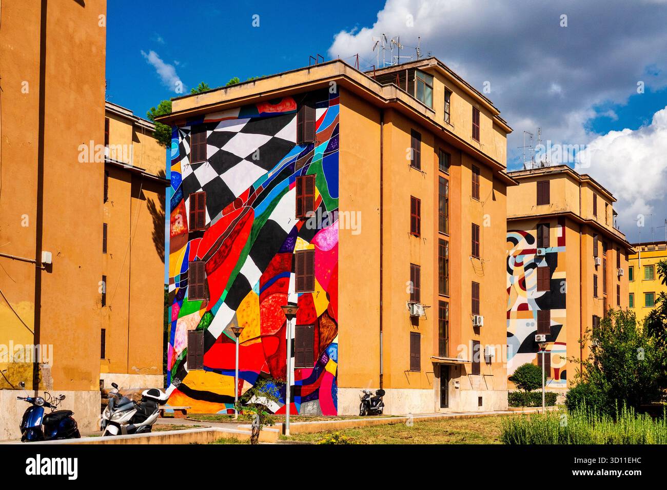 Vista del Museo Condominiale di Tor Marancia a Roma, Italia, con grandi murales su edifici residenziali. Foto Stock