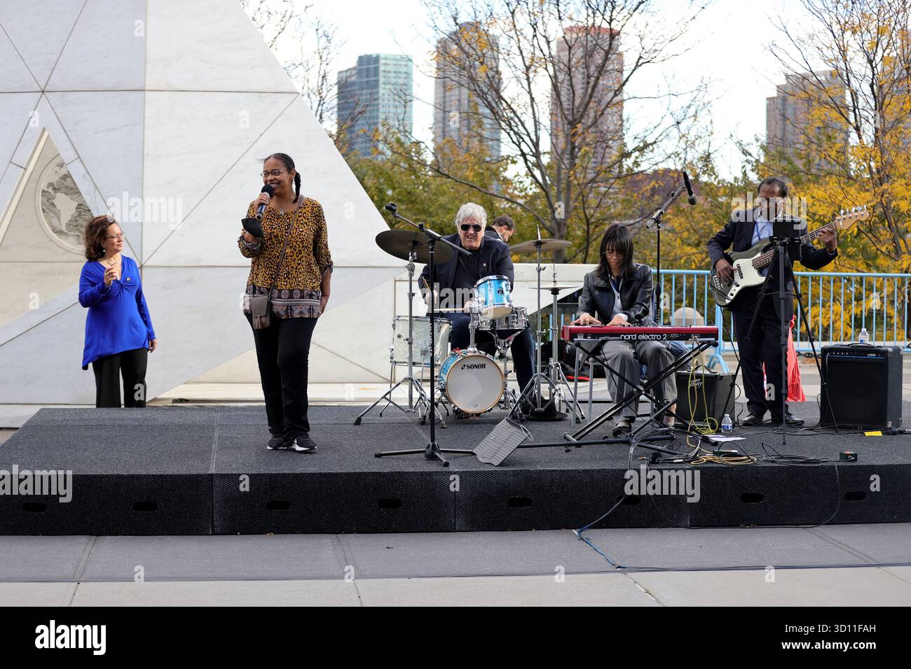 NAZIONI UNITE, NEW YORK - 24 OTTOBRE 2025: Le Nazioni Unite celebrano il suo 80° anniversario in occasione della giornata delle Nazioni Unite, commemorando l'entrata in vigore della carta delle Nazioni Unite nel 1945. L'osservanza annuale sottolinea la missione dell'organizzazione di mantenere la pace, promuovere relazioni amichevoli tra le nazioni e promuovere il progresso sociale e i diritti umani. In tutto il mondo, concerti, eventi culturali e la campagna "Turn the World un Blue" segnano la pietra miliare, celebrando otto decenni di unità e cooperazione tra le nazioni. (Foto: Giada Papini Rampelotto/EuropaNewswire/Sipa USA) Foto Stock
