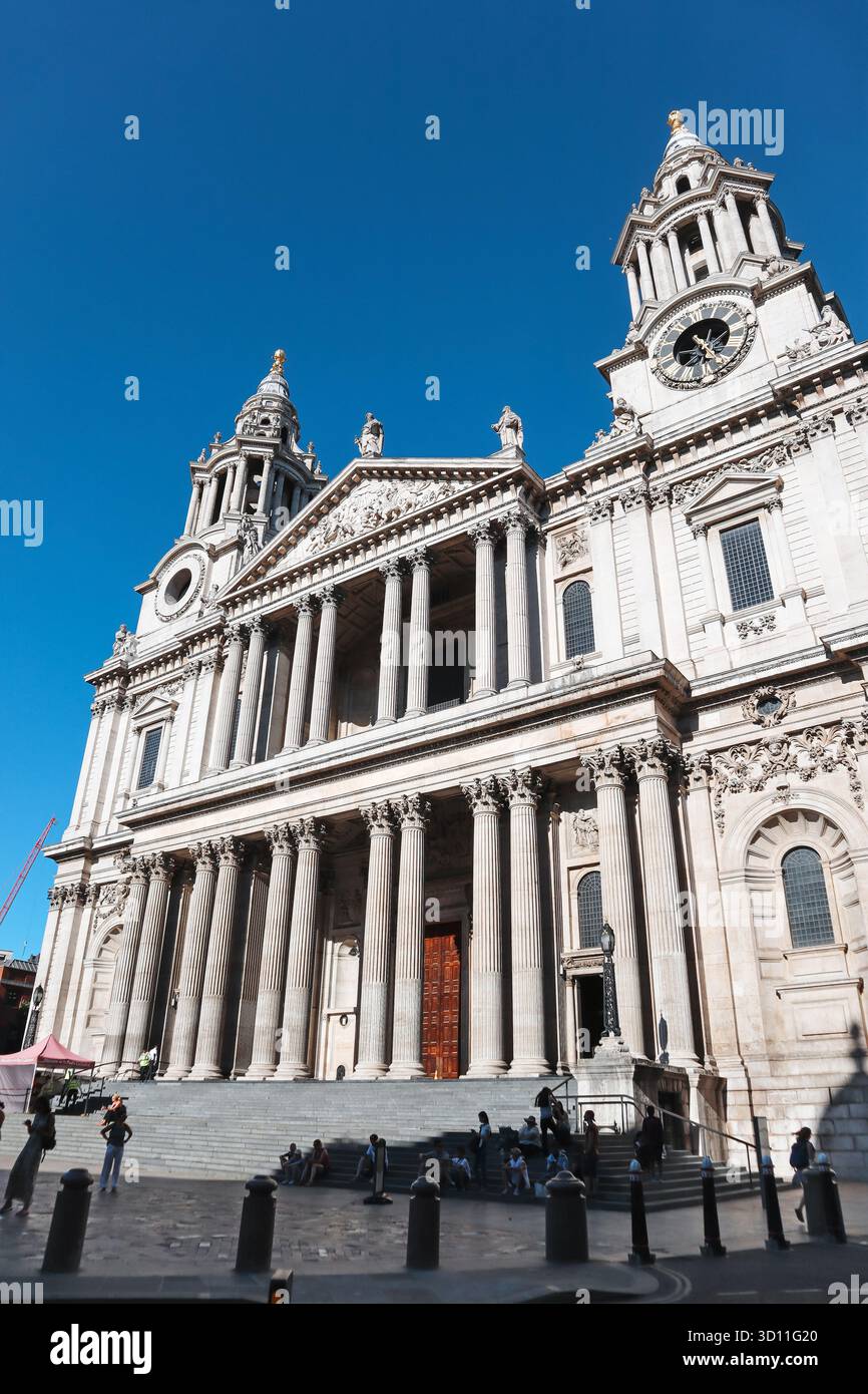 Londra, Regno Unito - 10 agosto 2022: Vista frontale della Cattedrale di St Paul con il suo grande portico, colonne corinzie e torri gemelle sotto un trasparente Foto Stock