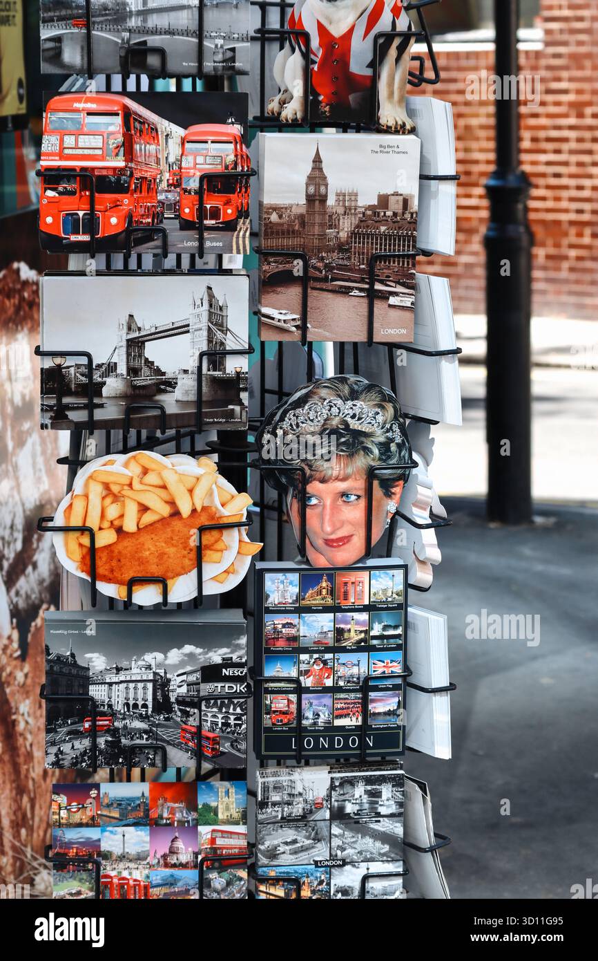 Londra, Regno Unito - 11 agosto 2022: Stand da cartolina ricordo a Westminster con icone classiche di Londra Foto Stock