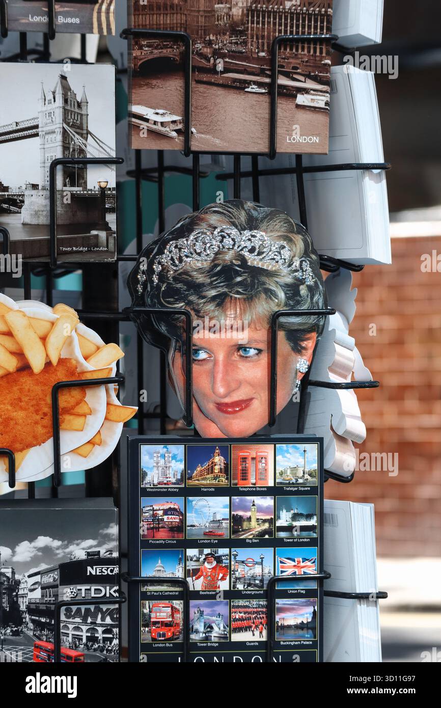 Londra, Regno Unito - 11 agosto 2022: Stand da cartolina ricordo a Westminster con icone classiche di Londra Foto Stock