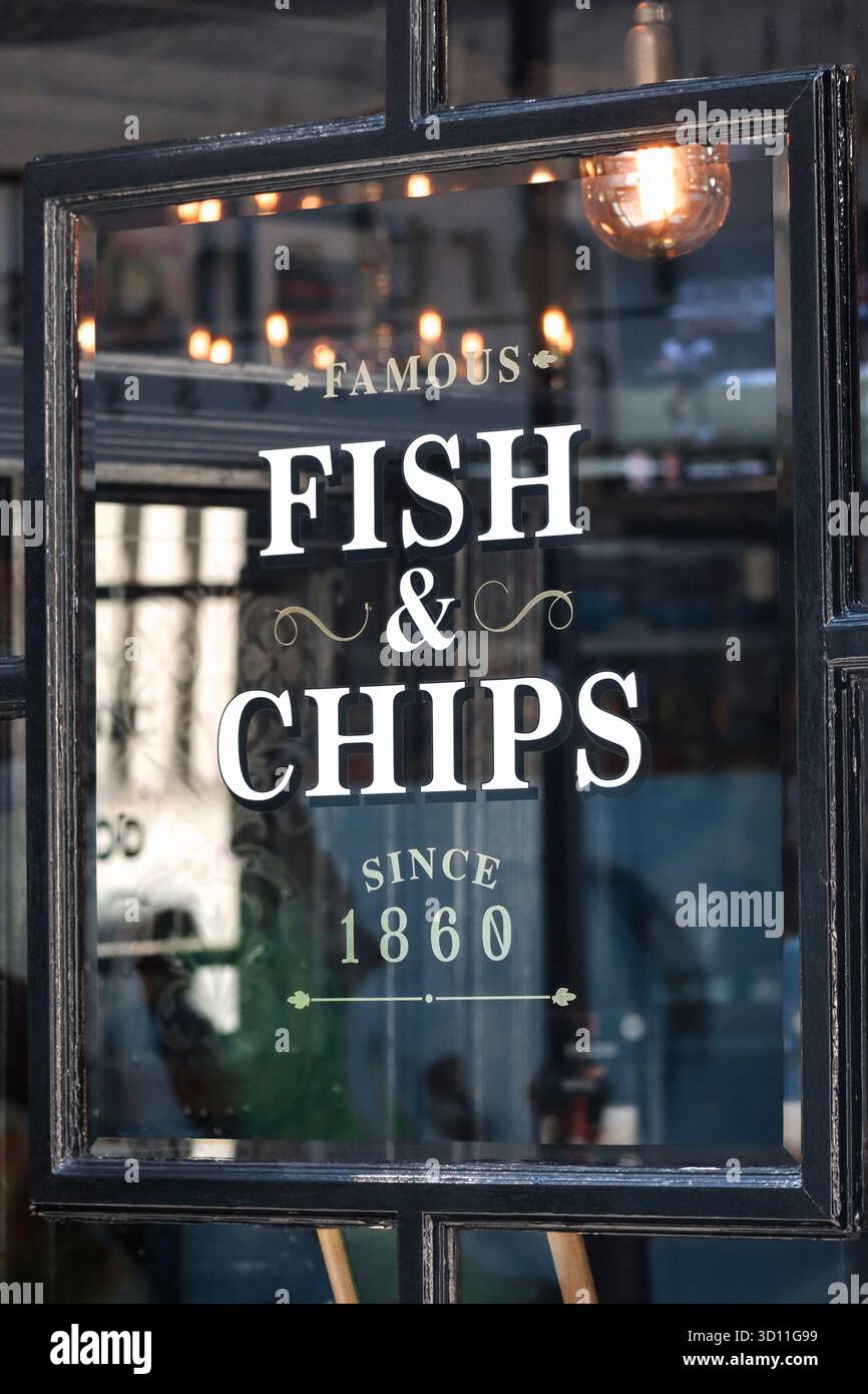 Londra, Regno Unito - 11 agosto 2022: Cartello del ristorante fish and chips nel quartiere di Westminster Foto Stock