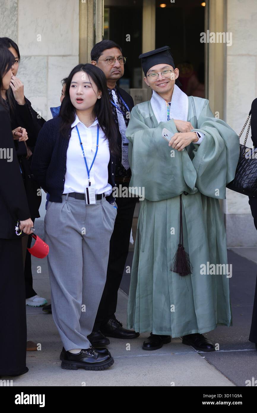 NAZIONI UNITE, NEW YORK - 24 OTTOBRE 2025: Le Nazioni Unite celebrano il suo 80° anniversario in occasione della giornata delle Nazioni Unite, commemorando l'entrata in vigore della carta delle Nazioni Unite nel 1945. L'osservanza annuale sottolinea la missione dell'organizzazione di mantenere la pace, promuovere relazioni amichevoli tra le nazioni e promuovere il progresso sociale e i diritti umani. In tutto il mondo, concerti, eventi culturali e la campagna "Turn the World un Blue" segnano la pietra miliare, celebrando otto decenni di unità e cooperazione tra le nazioni. (Foto: Giada Papini Rampelotto/EuropaNewswire/Sipa USA) Foto Stock