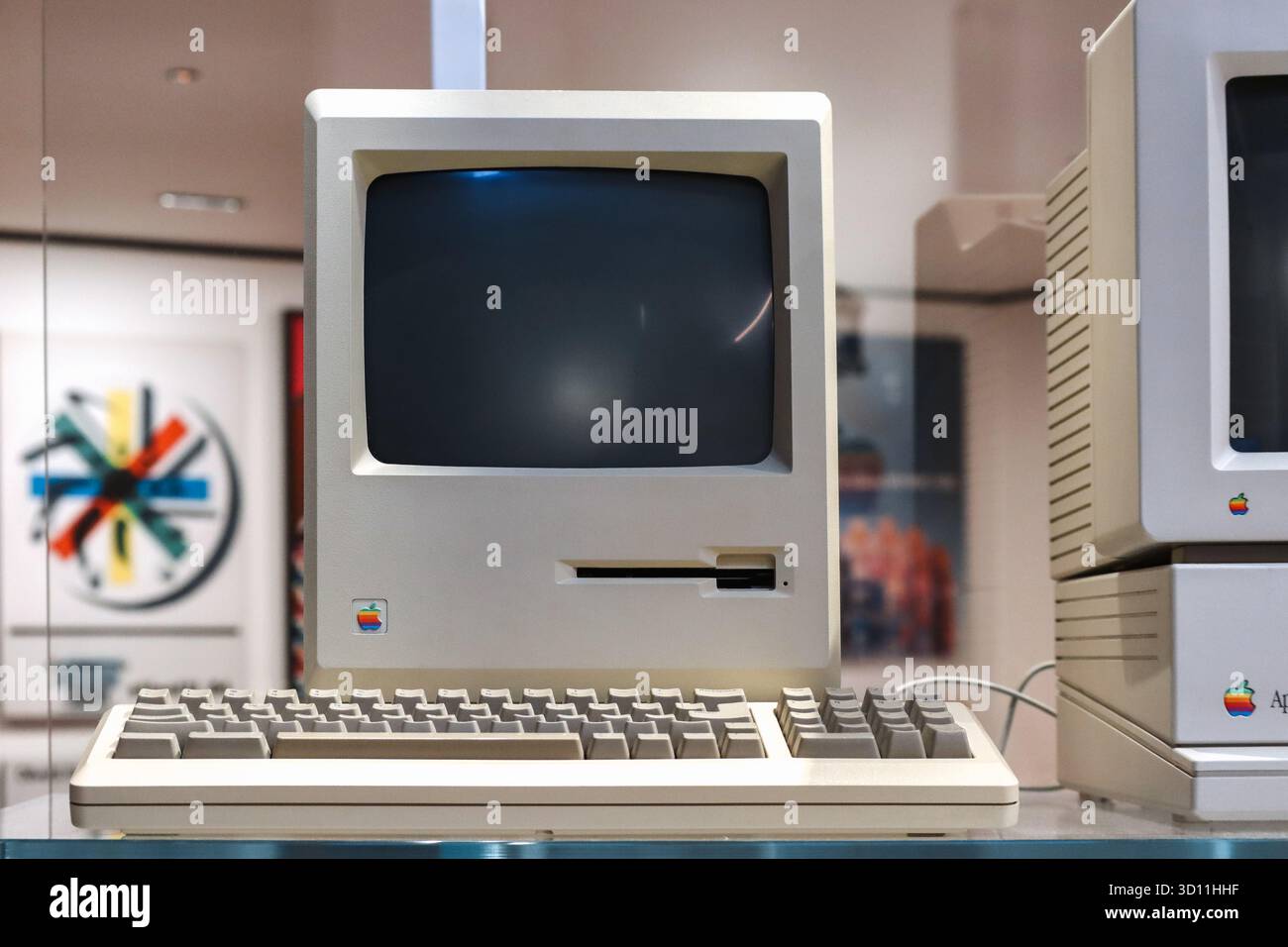 Londra, Regno Unito - 13 agosto 2022: Computer Apple Macintosh d'epoca esposto al Science Museum di Londra Foto Stock