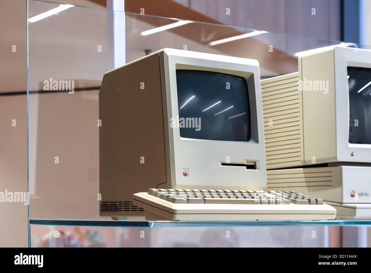 Londra, Regno Unito - 13 agosto 2022: Computer Apple Macintosh d'epoca esposto al Science Museum di Londra Foto Stock