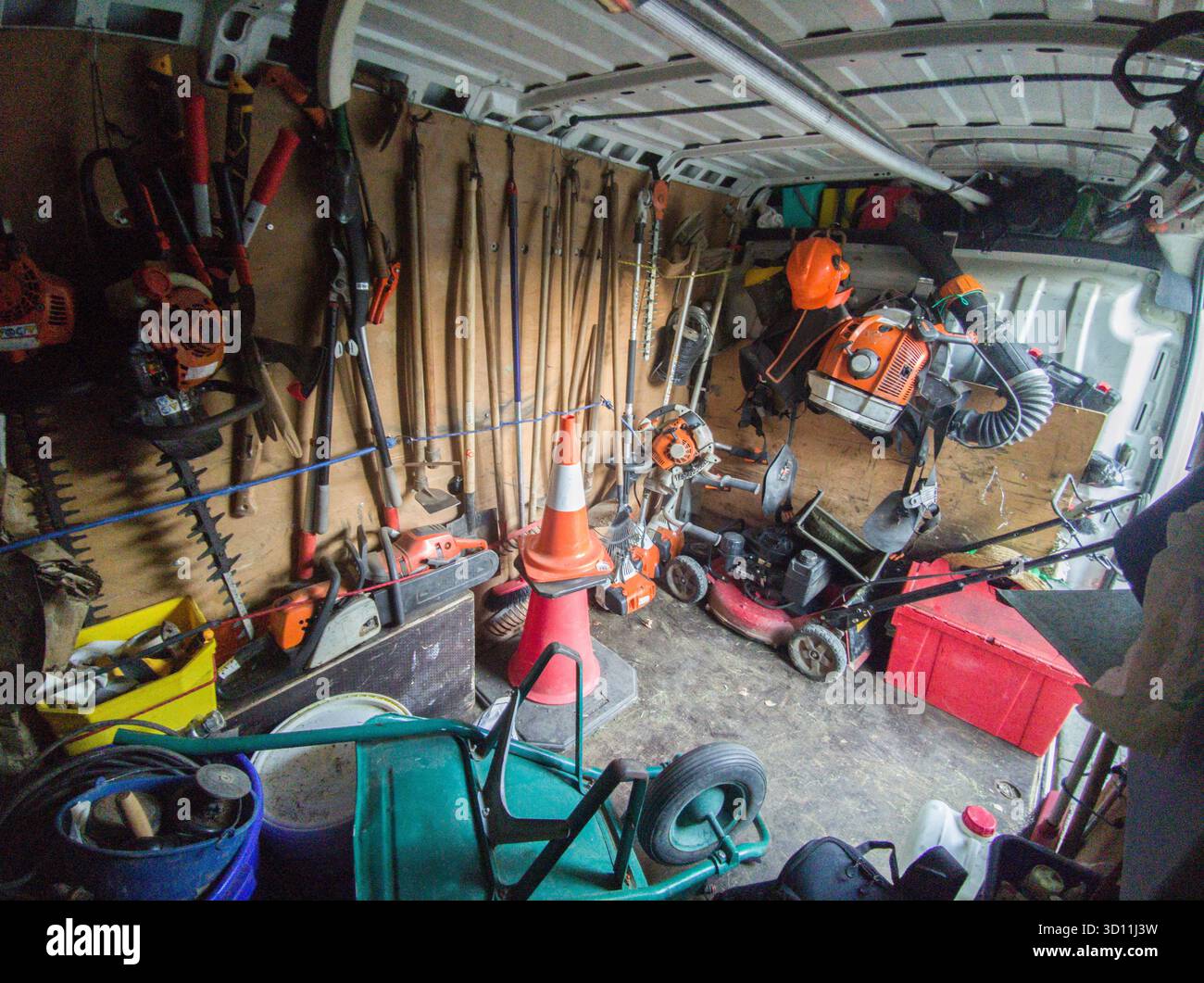 Furgone con attrezzature per il giardinaggio. Esempio di unità mobile per lavori di giardinaggio Foto Stock