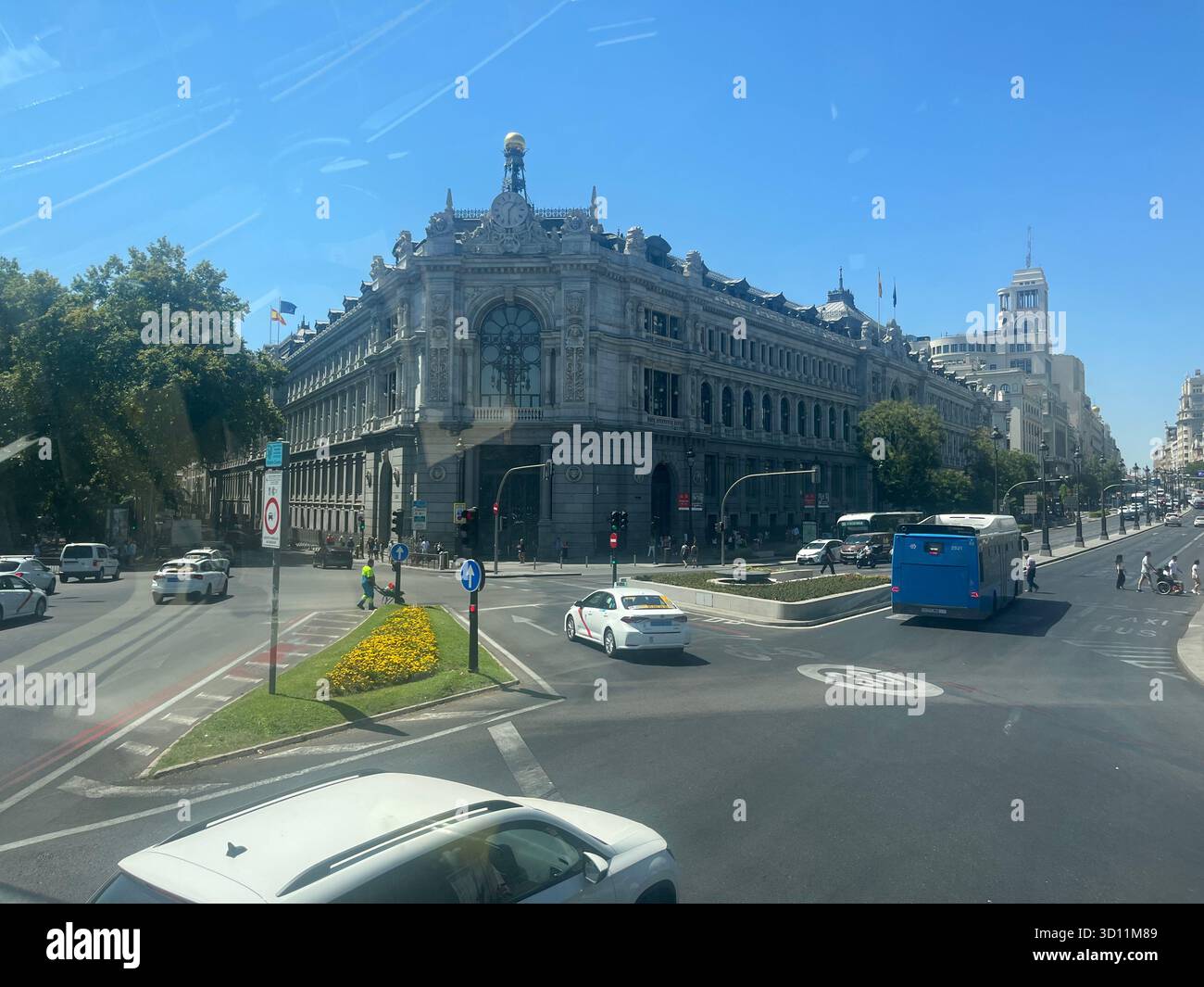 Facciata dell'edificio del Banco de España a Madrid, in Spagna, in una soleggiata giornata estiva, con un'occhiata alla Gran Vía sullo sfondo. - Immagine stock catturata con smartphone