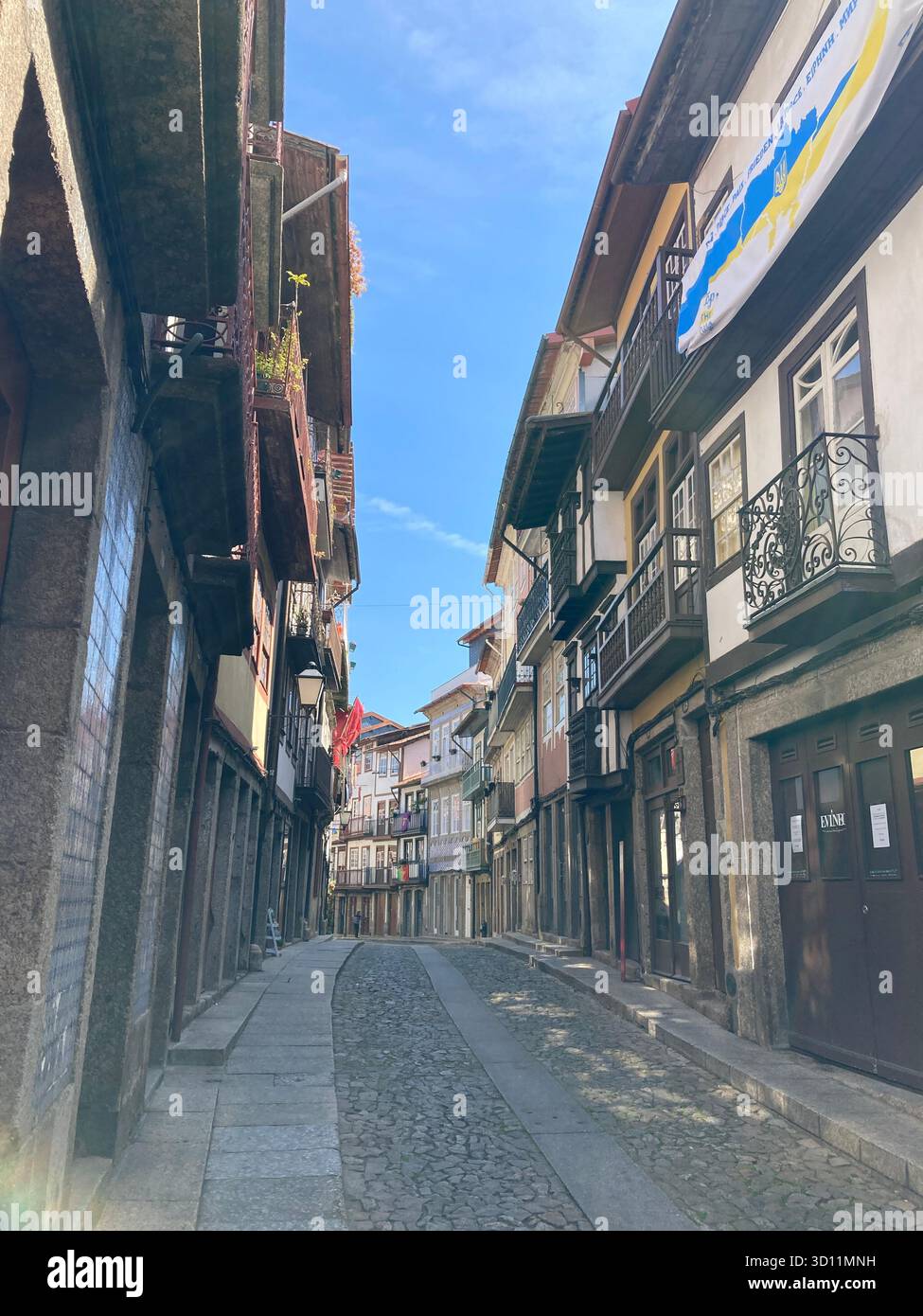 Edifici storici e strade strette nel centro della città di Guimaraes, Portogallo. Foto Stock