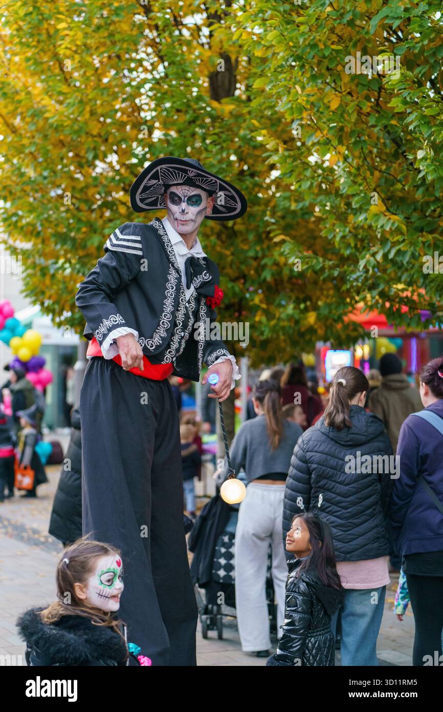 Stockport, Regno Unito. 25 ottobre 2025. Intrattenitori al Merseyday of the Dead, intrattenimento di Halloween in abiti eleganti al Merseyway Shopping Centre e Redrock, Stockport Credit: Adam Edwards/Alamy Live News Foto Stock